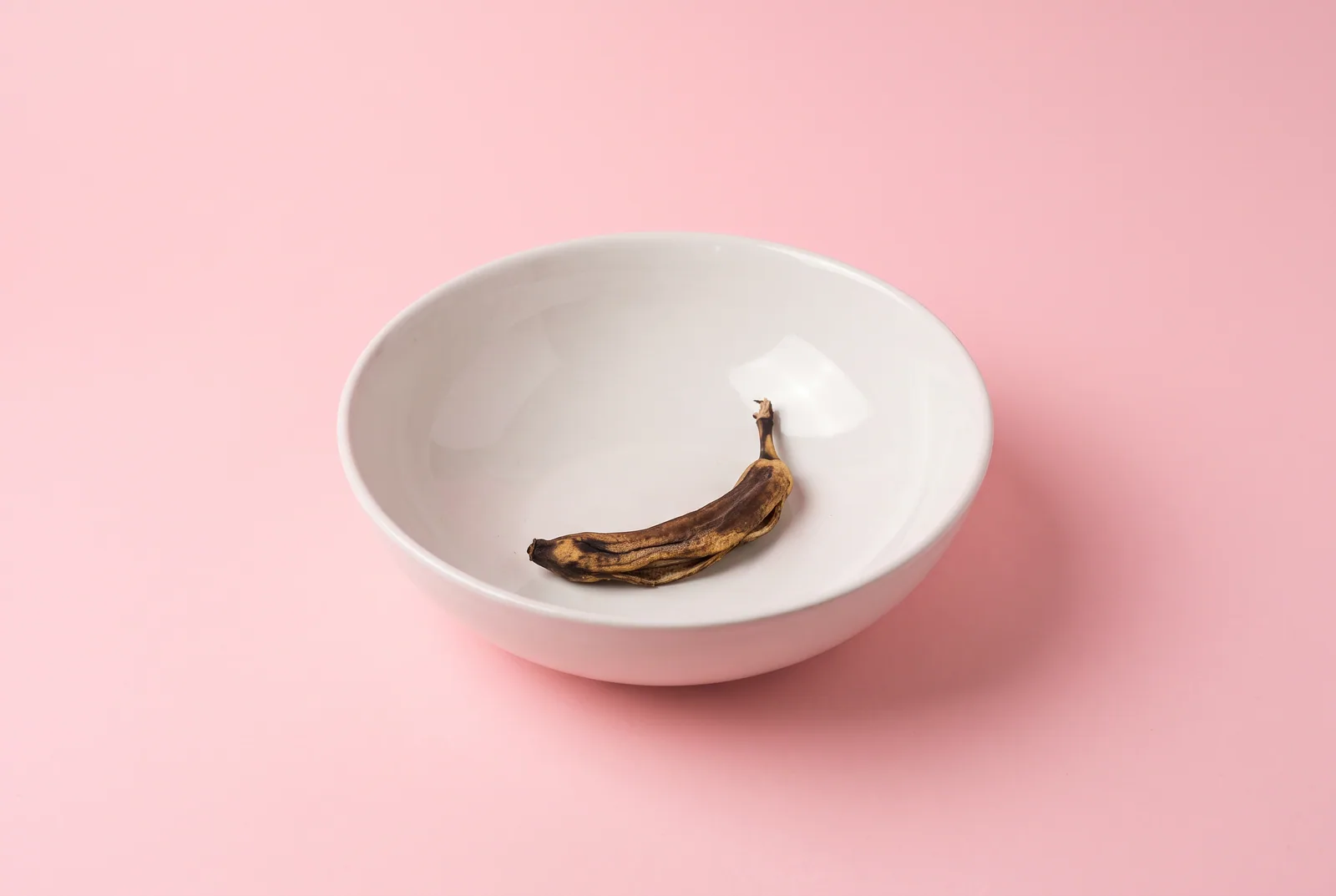 An empty fruit bowl with only a dried banana peel left, what Remojo used to offer