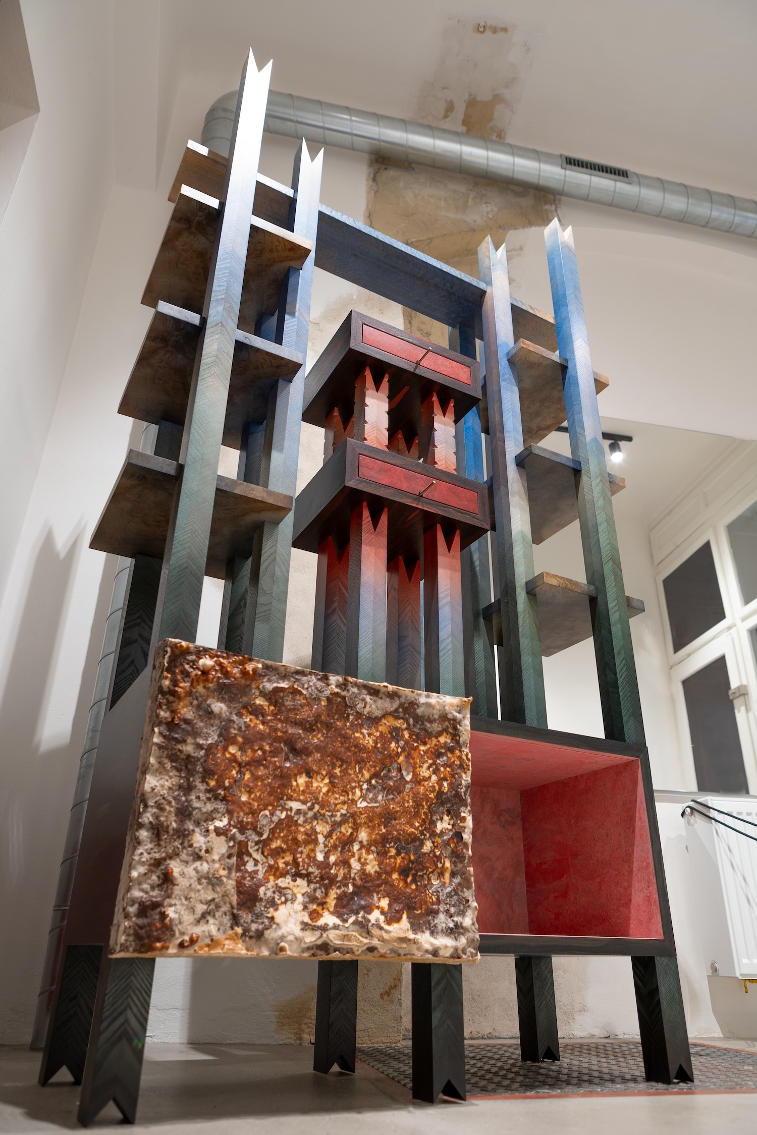 roots-altar-bottom-view-exhibition-jiri-krejcirik