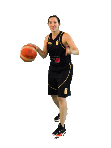 Joueuse SOH souriante en action, ballon de basket à la main.