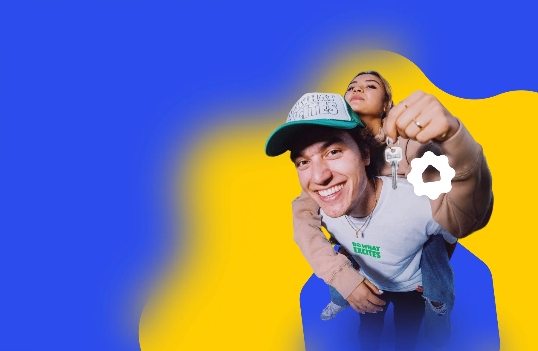 Jovem casal segurando chaves de uma apartamento