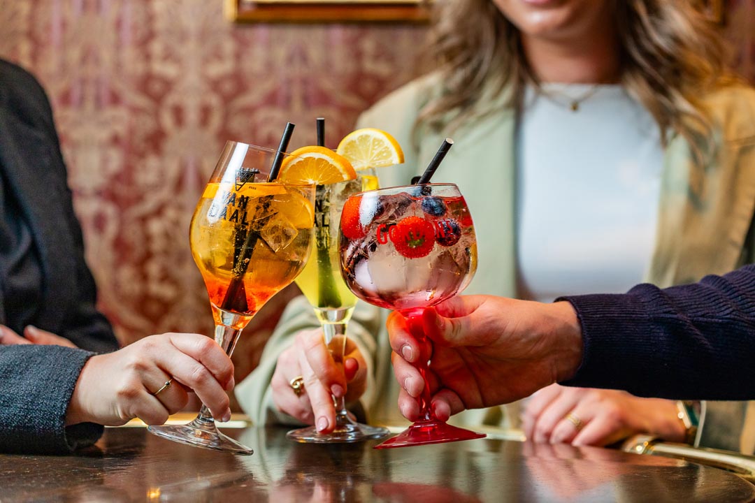 Bezoekers met cocktails die proosten