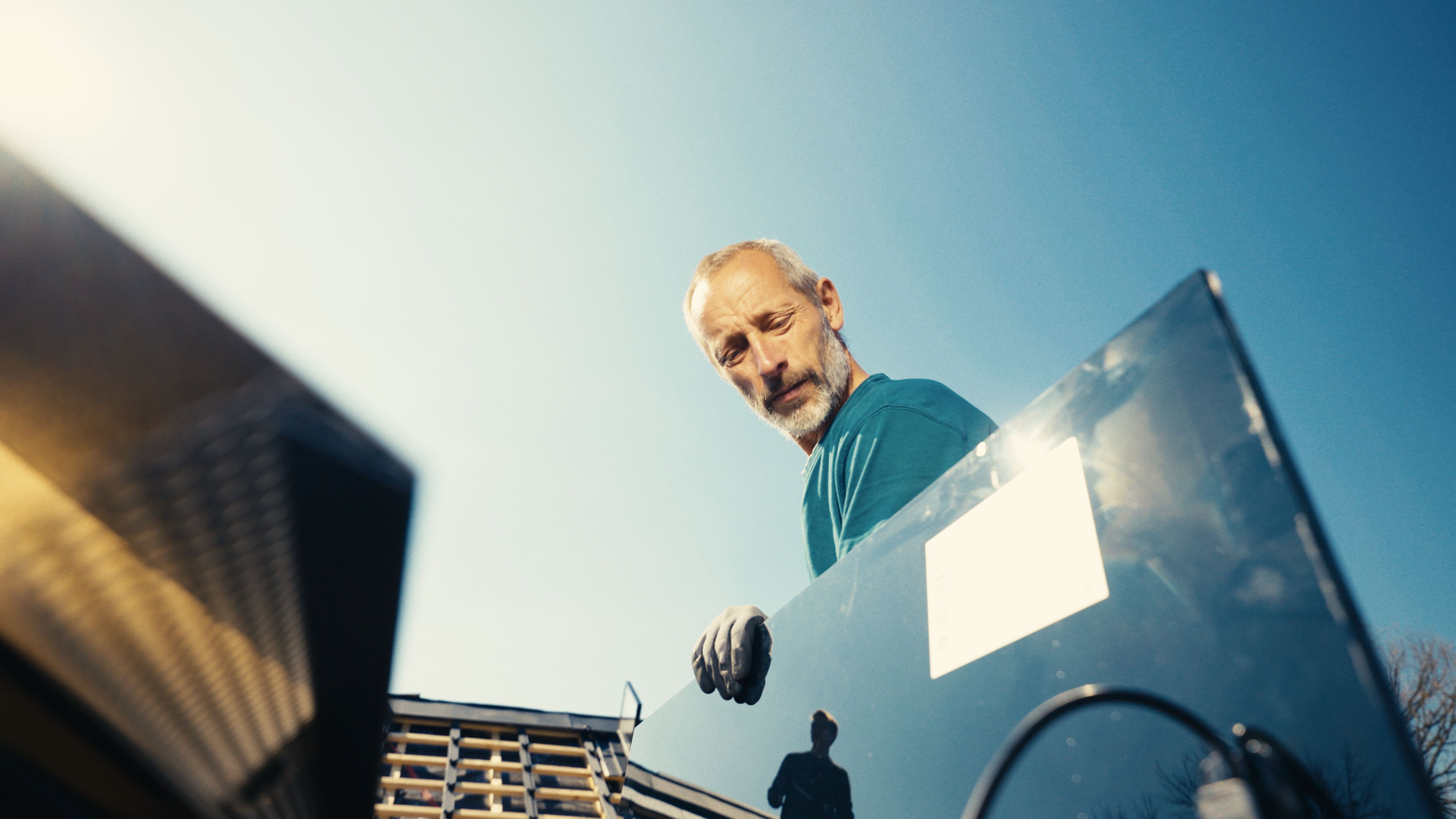 Dachdecker auf Dach mit Solarplatte