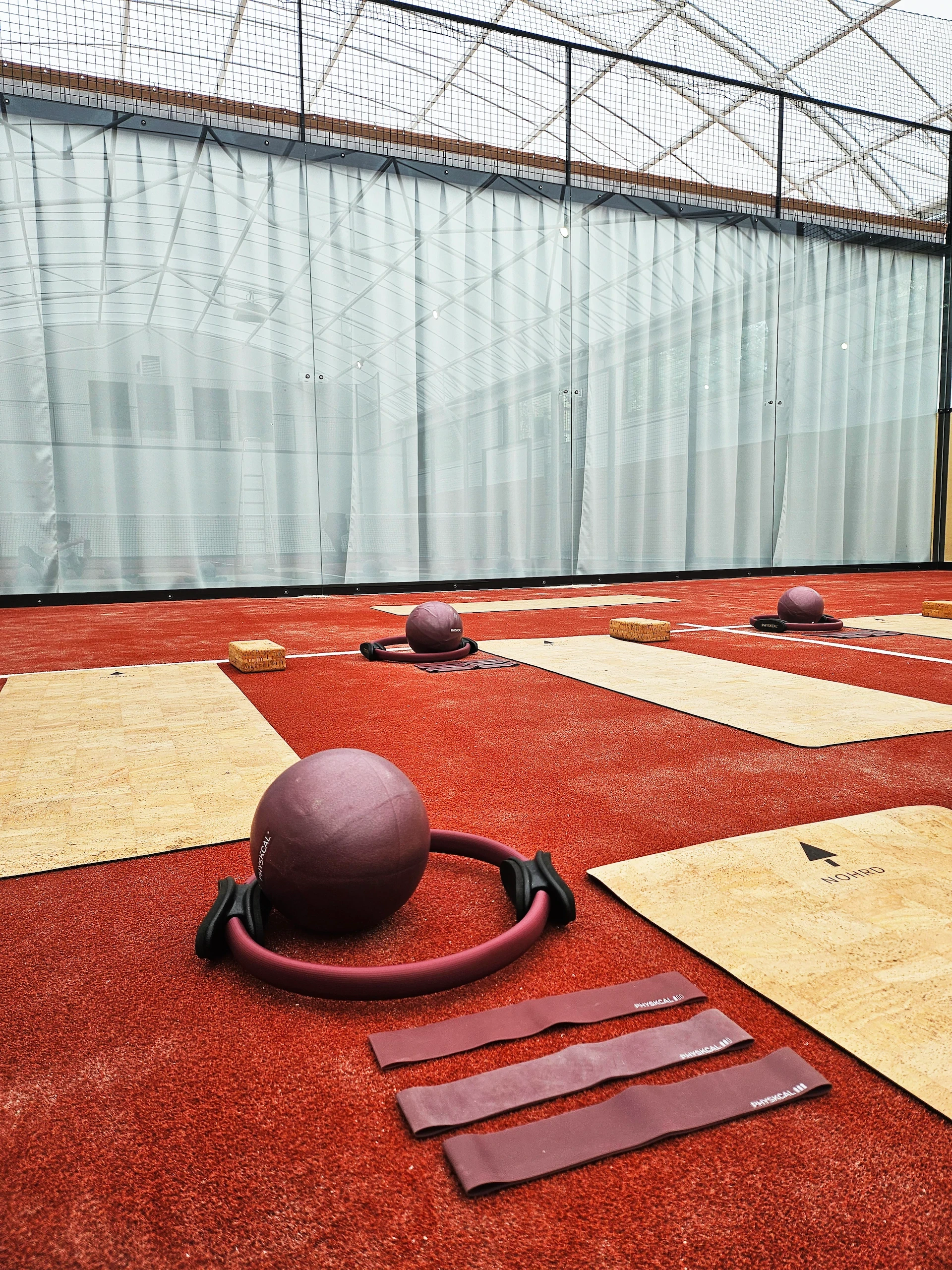 Salle de sport avec équipement de Pilates : balles, cerceaux, tapis. Entraînement sportif.