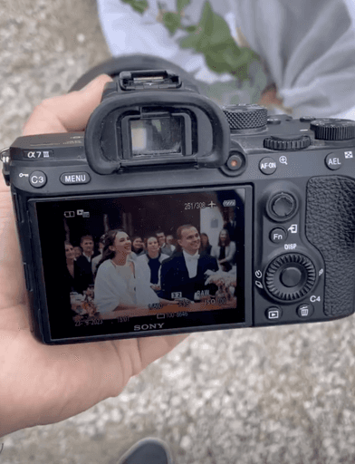 Hochzeitsfoto wird auf Kameradisplay während Hochzeitsshooting angezeigt