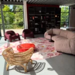 Tijd voor een nieuwe etalage! 
In de spotlights de prachtige sofa & fauteuils van @zanotta_spa met rotan fauteuil Silvia van @depadova_official . 
Het customized carpet van @moooicarpets maakt het plaatje compleet. 
Benieuwd of jullie net zo enthousiast zijn als wij!