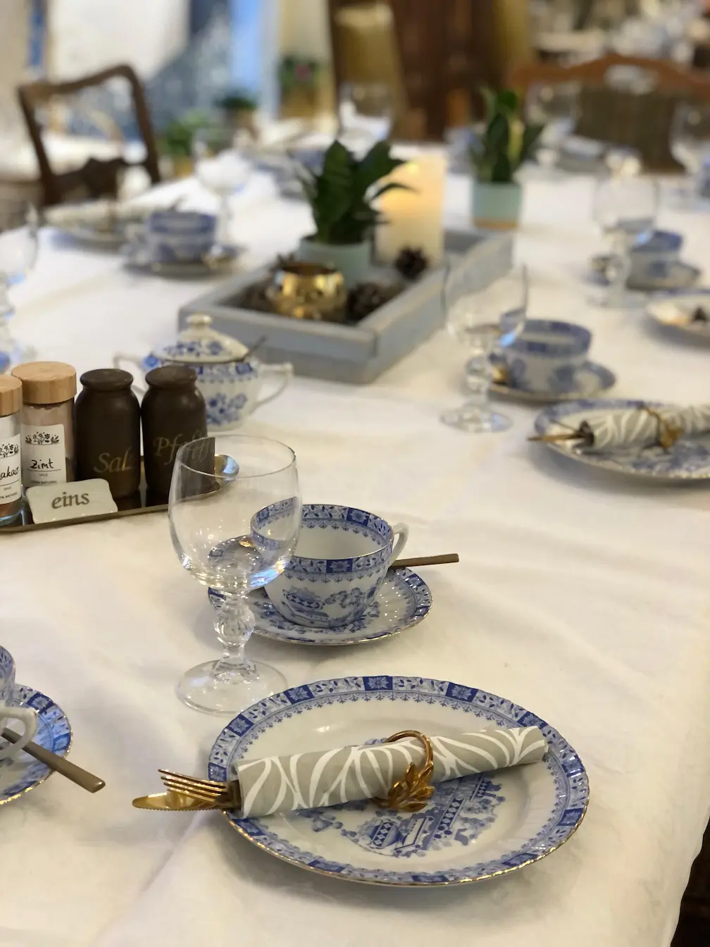 Altes geschirr was eingedeckt ist