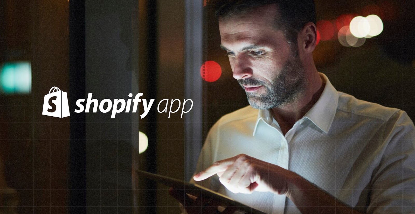 Mann mit Tablet am Abend neben dem Shopify-App-Logo, bei der Wahl der passenden Shopify-App