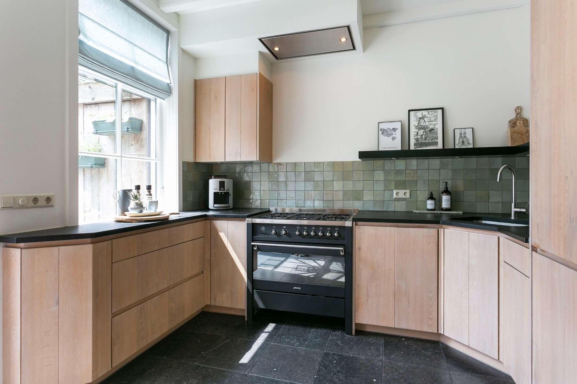 keuken hout met groene tegeltjes