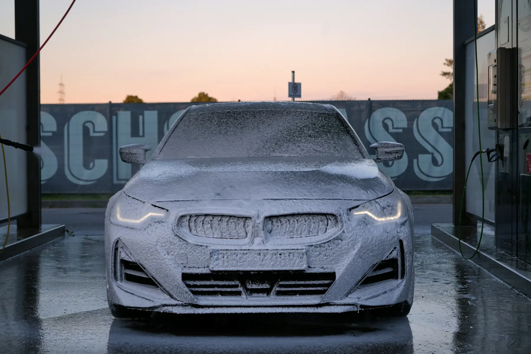 Voiture recouverte de mousse active dans une station de lavage automatique
