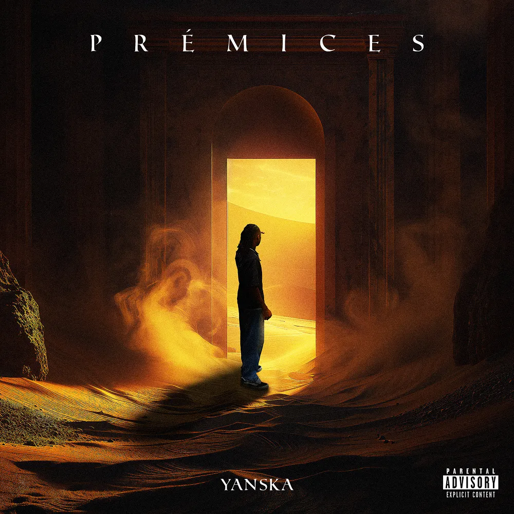 Cover d’album sombre et cinématographique montrant une silhouette debout devant une grande porte ouverte, laissant entrer une lumière dorée sur un désert. La scène est enveloppée de fumée et d’ombres, avec le titre “PRÉMICES” en haut et une ambiance mystérieuse et épique.