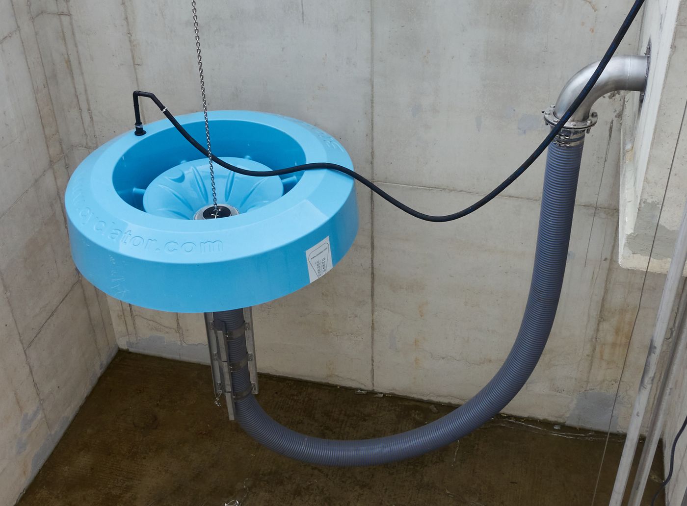 BIODEC floating decanter and flexible outlet hose in a drained basin at Tápiószőlős, Hungary