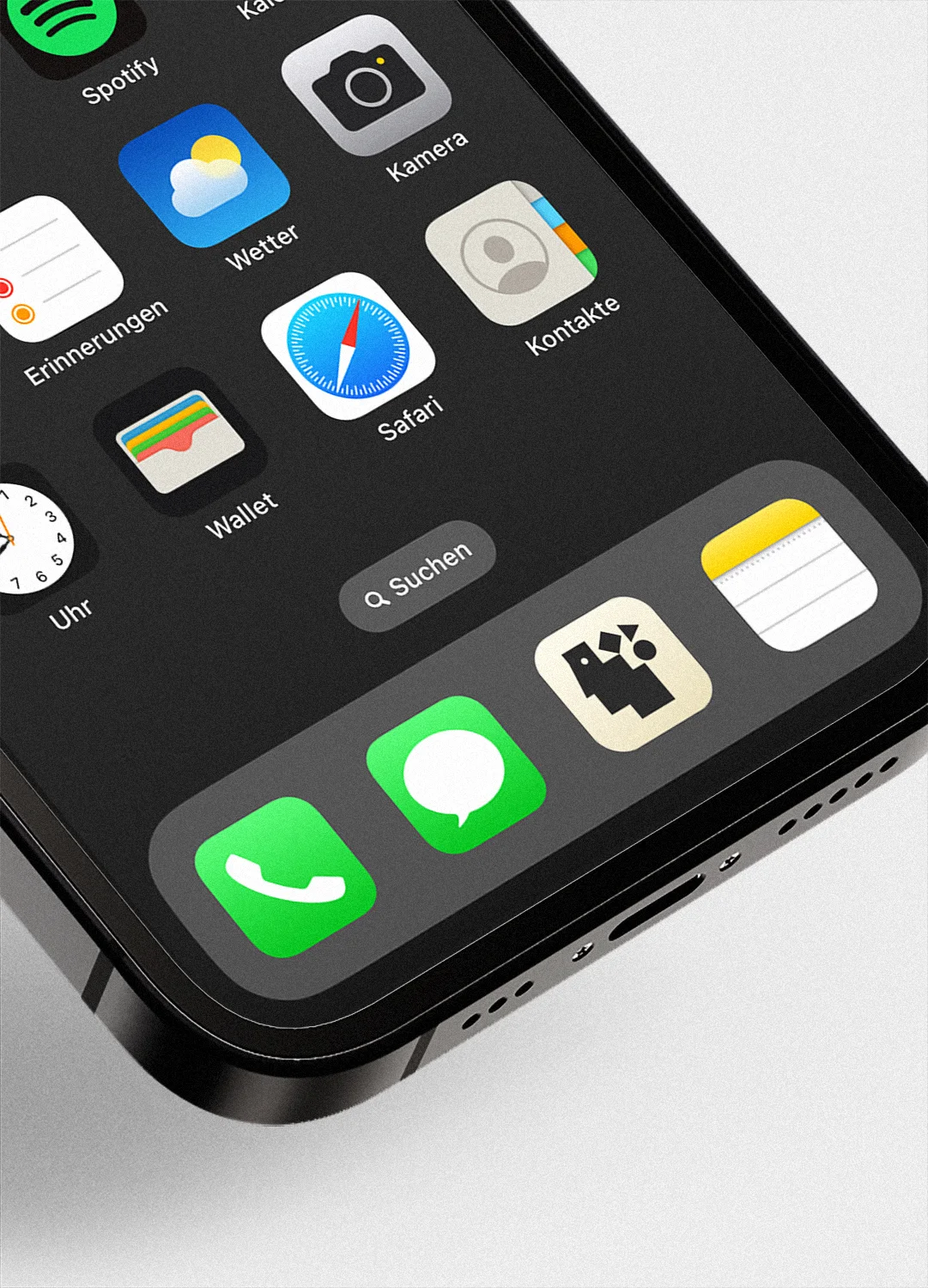 Nahaufnahme eines Smartphones mit einer neuen App für die KZ-Gedenkstätten Buchenwald und Sachsenhausen, entwickelt von fjnland. Das App-Icon zeigt stilisierte Formen.