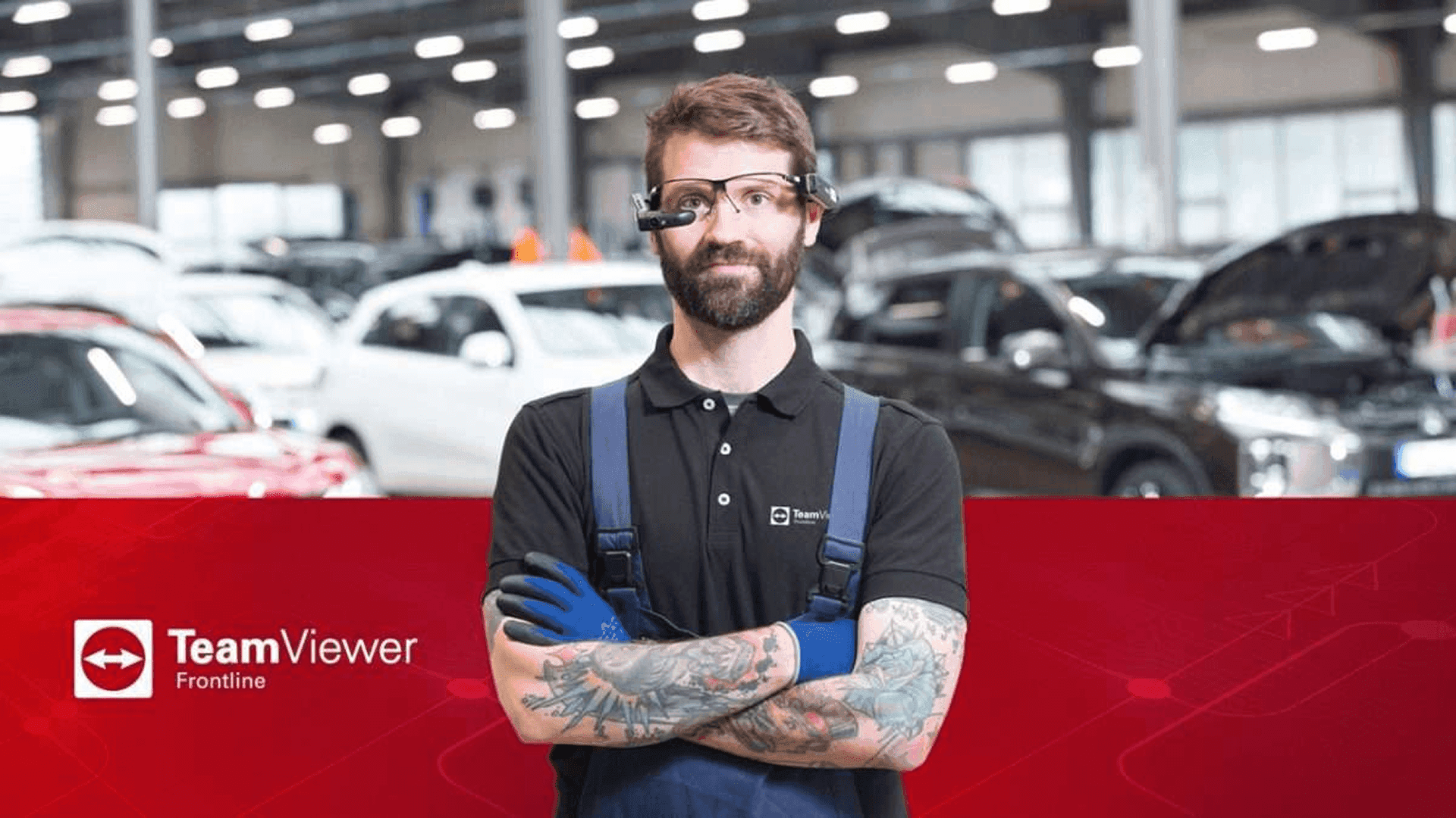 An industrial worker in an automotive factory wearing smart glasses equipped with TeamViewer Frontline.