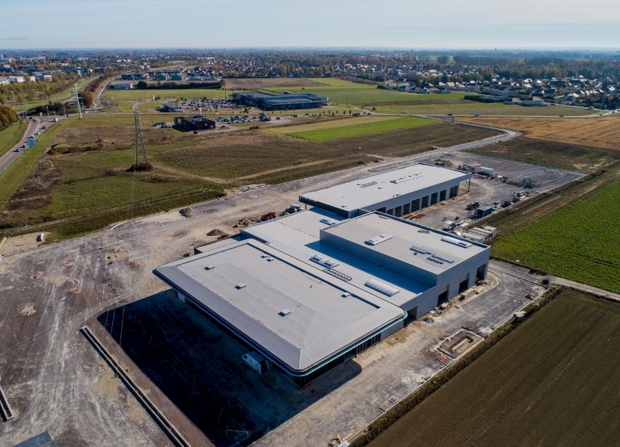 Bâtiment industriel terminé, vue du dessus avec toiture métallique plate.
