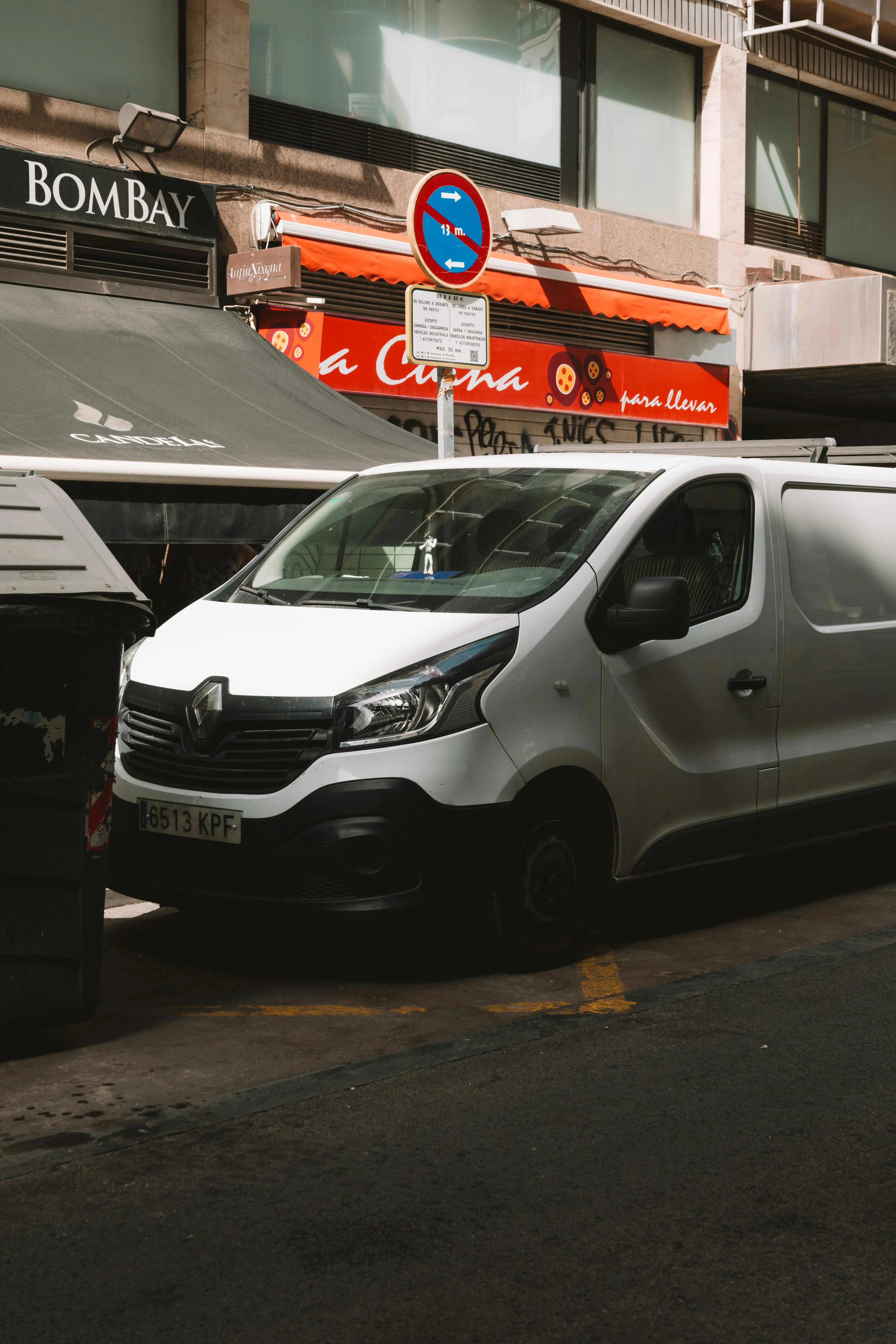 Un utilitaire Renault garé en centre-ville, symbole de la polyvalence et de la praticité des véhicules professionnels urbains.