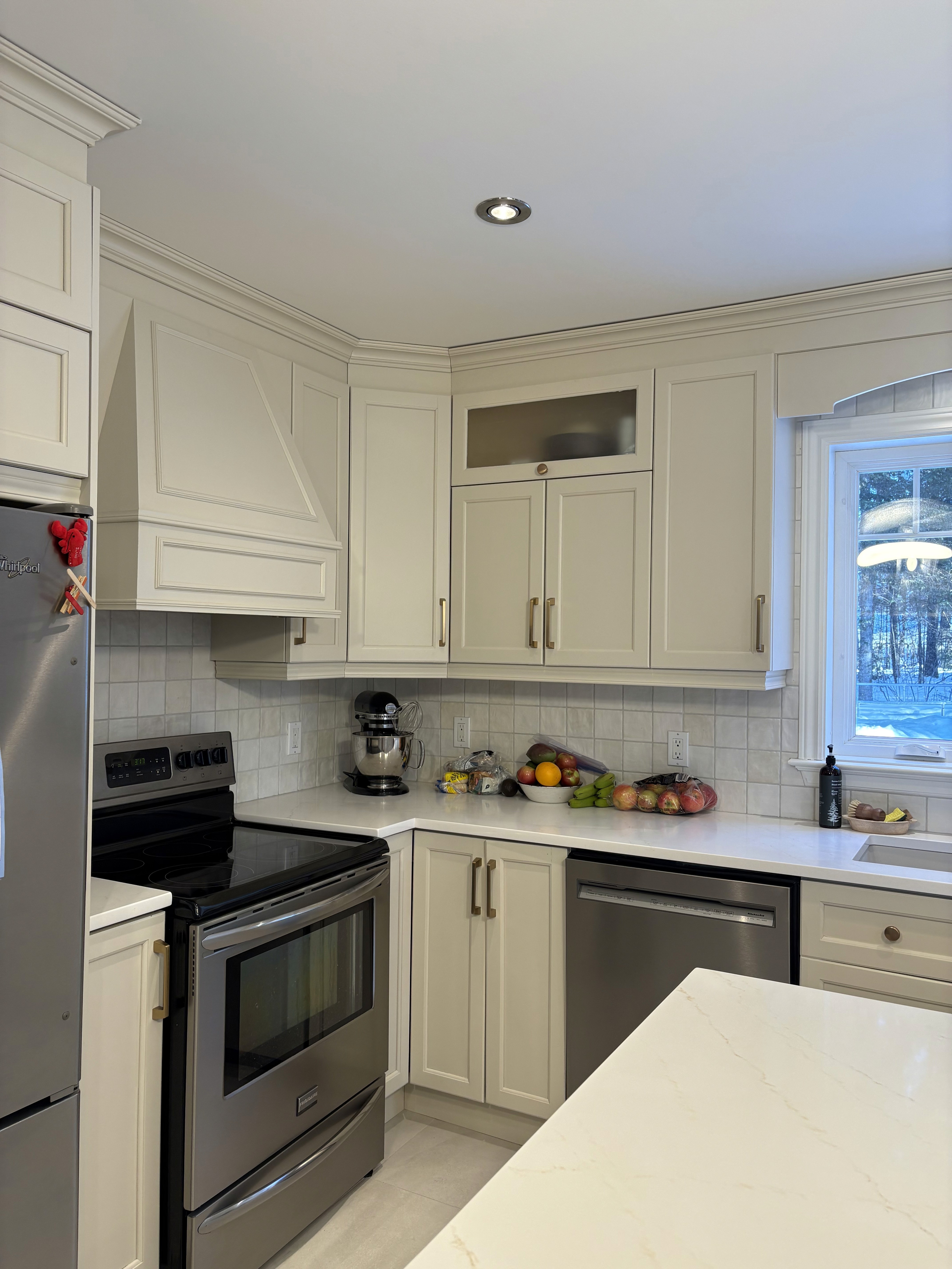 Un employé décape un meuble en bois à l'aide d'une ponceuse