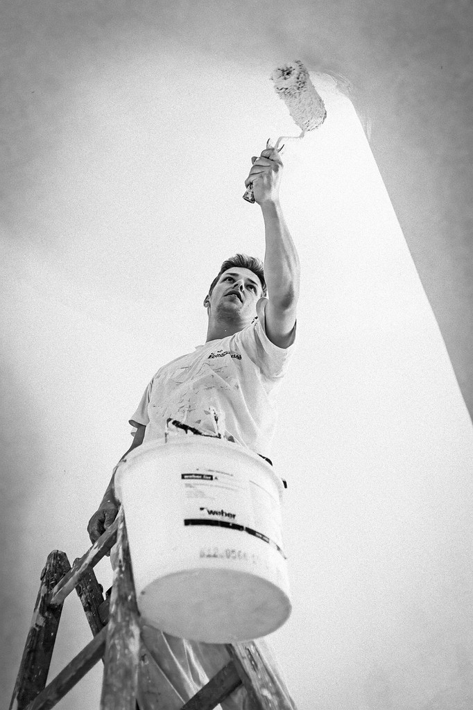 Maler malt eine Wand mit einem Farbroller