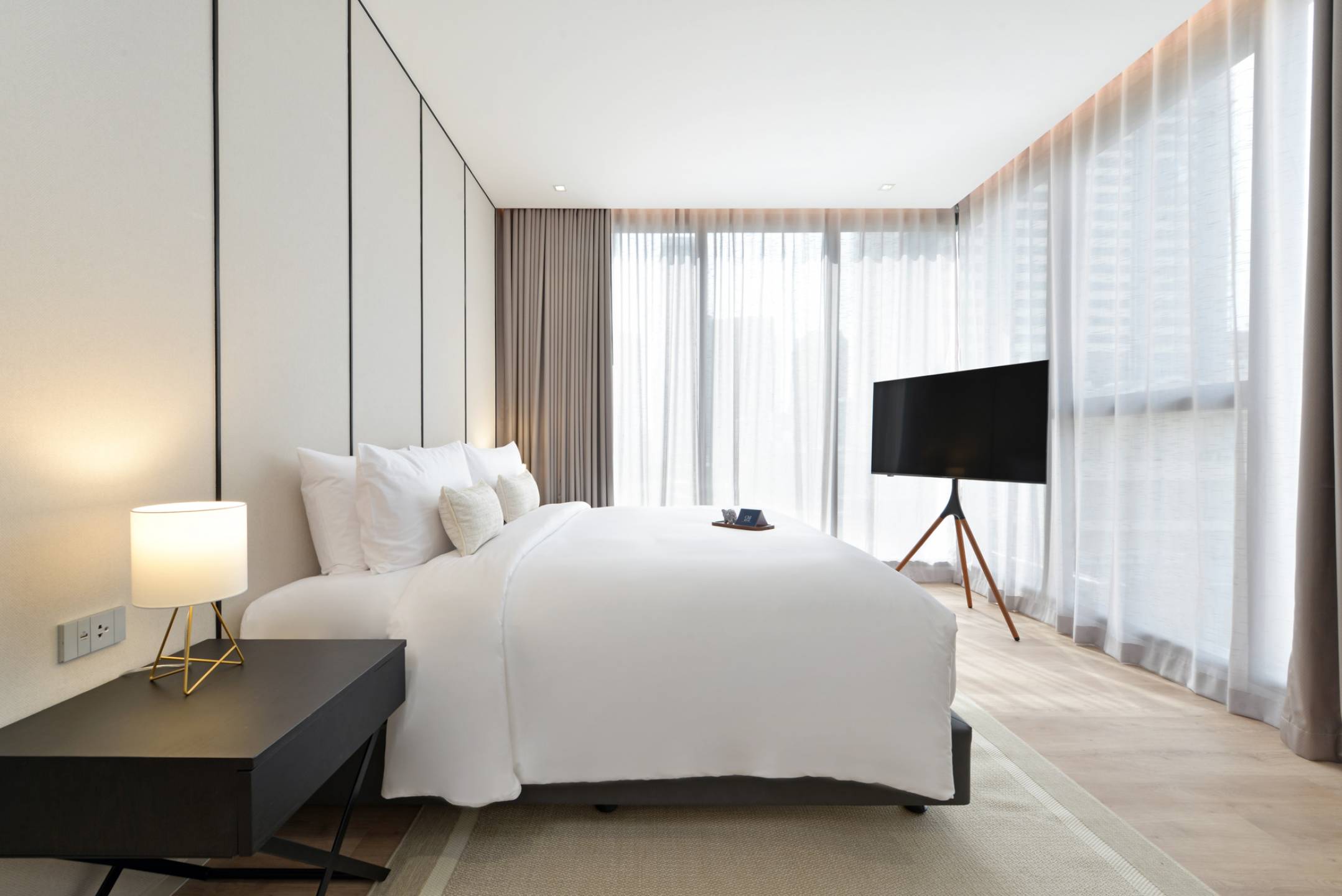 SCOPE Langsuan Luxury 2 Bedroom Pet-Friendly Condo 4