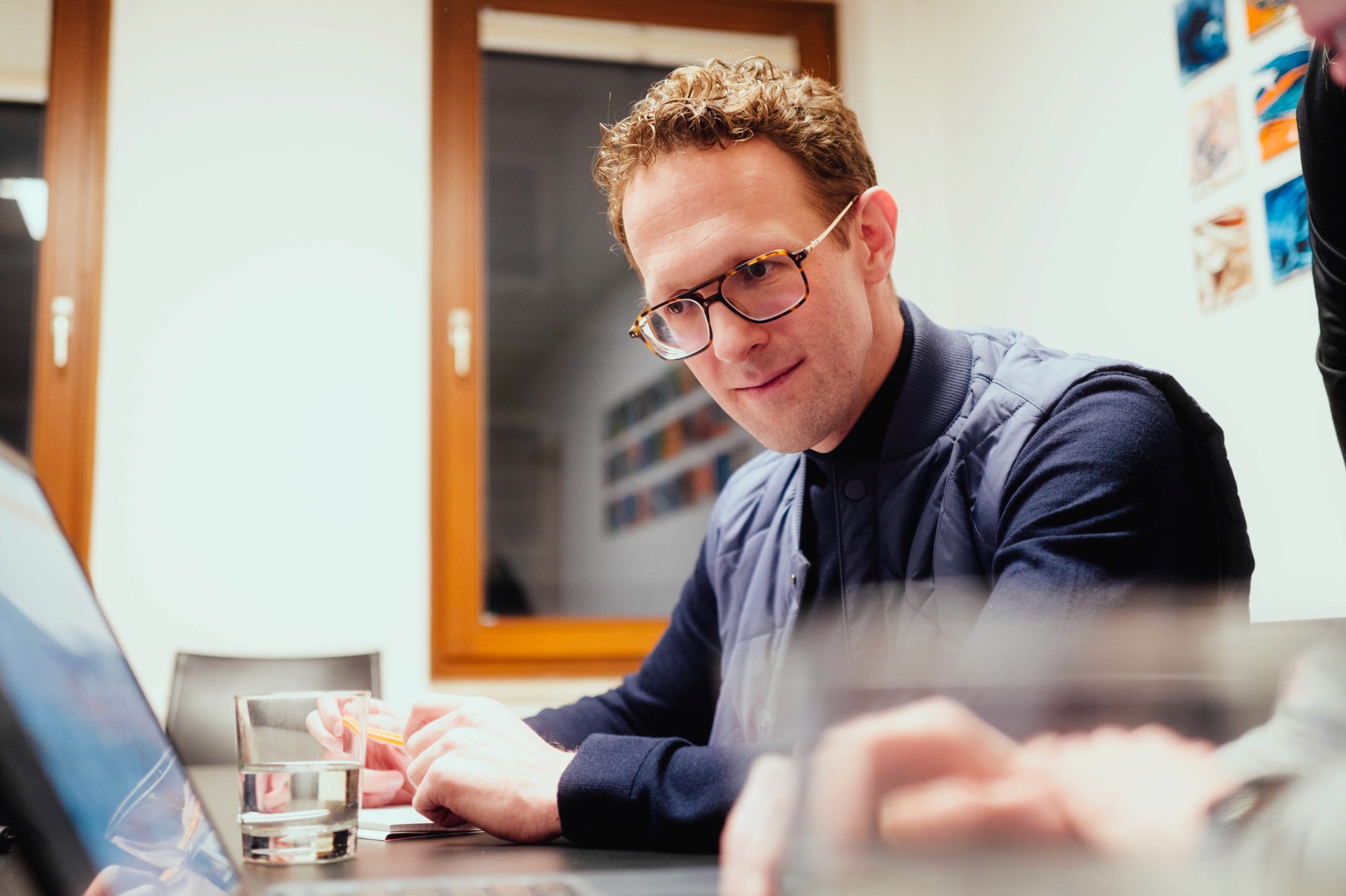 Mitarbeiter arbeitet konzentriert an Projektanalyse am Laptop