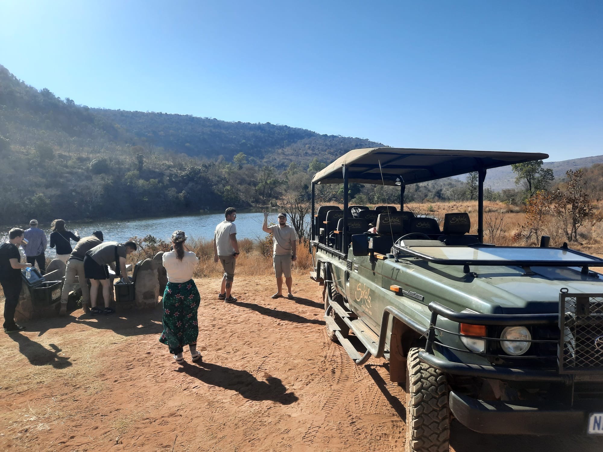 personnes a côté d'un 4x4 safari