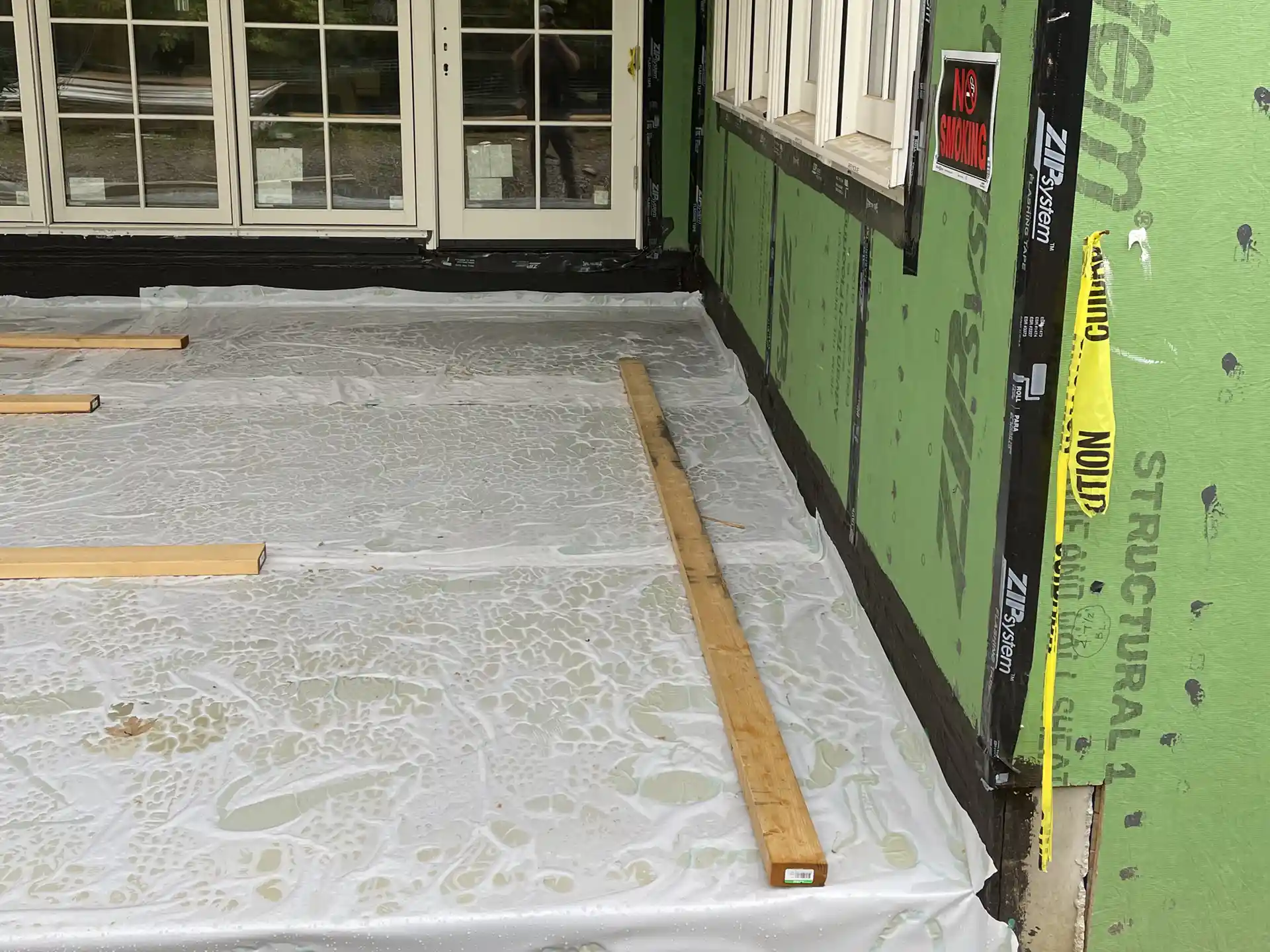 Feuille de poly Rub-R-Guard appliquée sur une dalle de béton