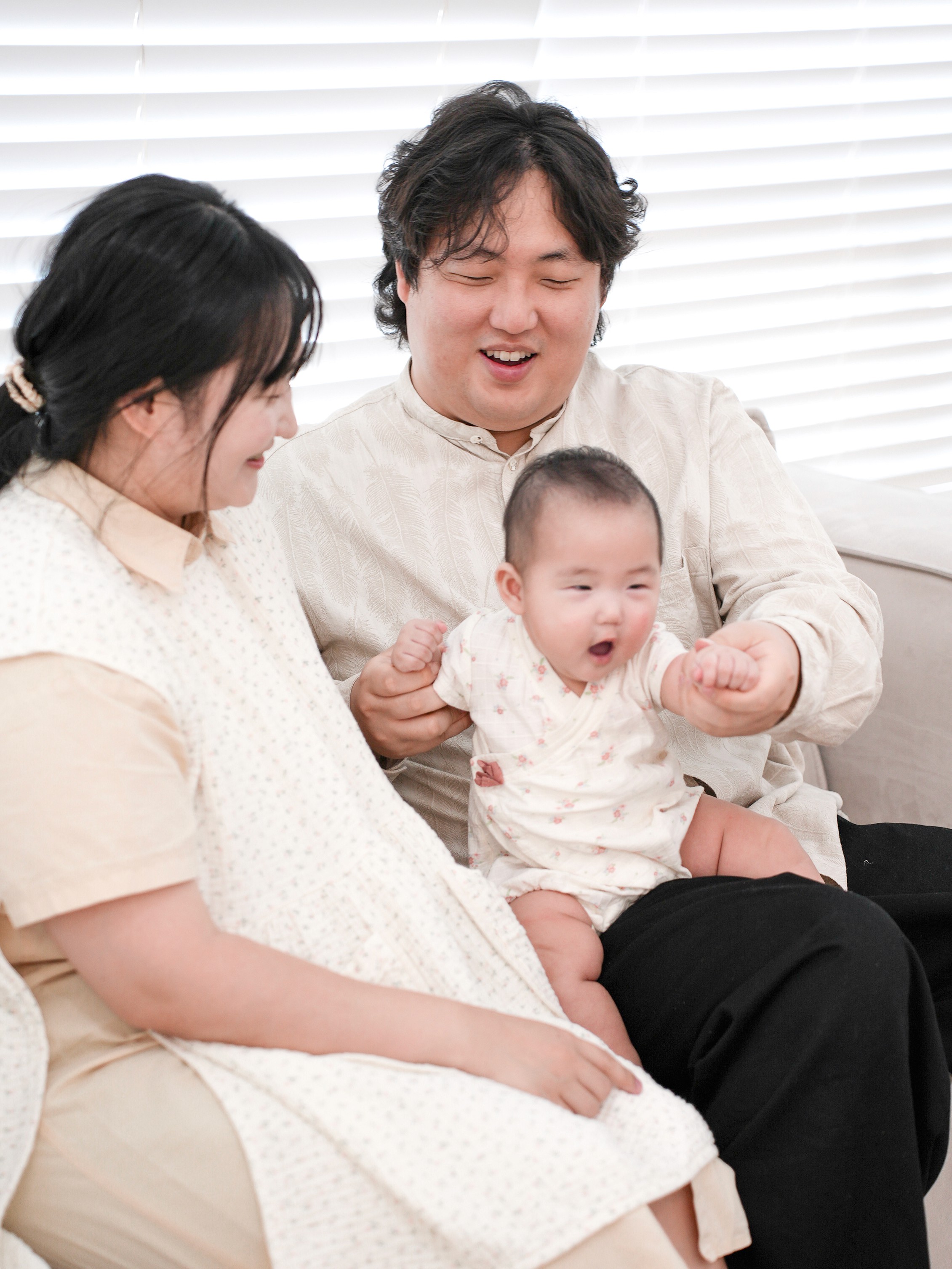 아기 백일 홈스냅 촬영 후기 | 온미스냅이 담아낸 시로룸 스튜디오의 따뜻하고 화사한 백일 기록