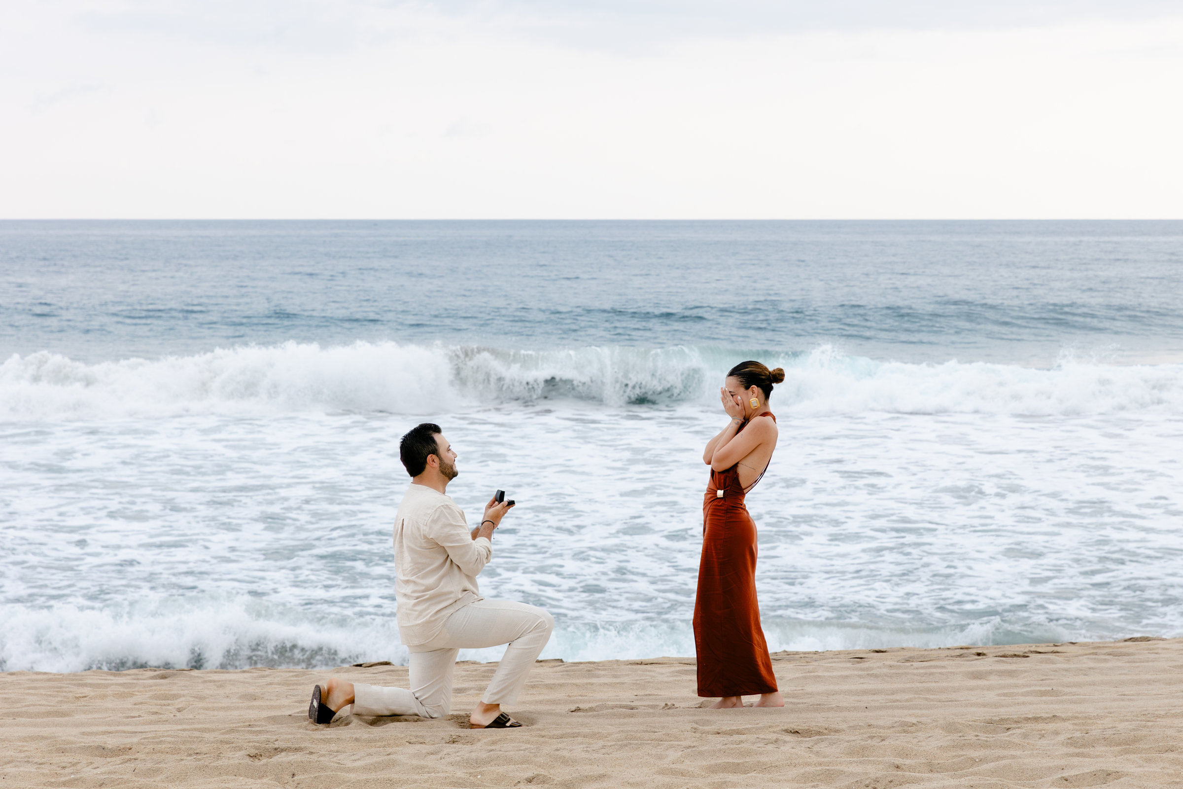 Propuesta de matrimonio en la playa de Puerto Escondido al atardecer