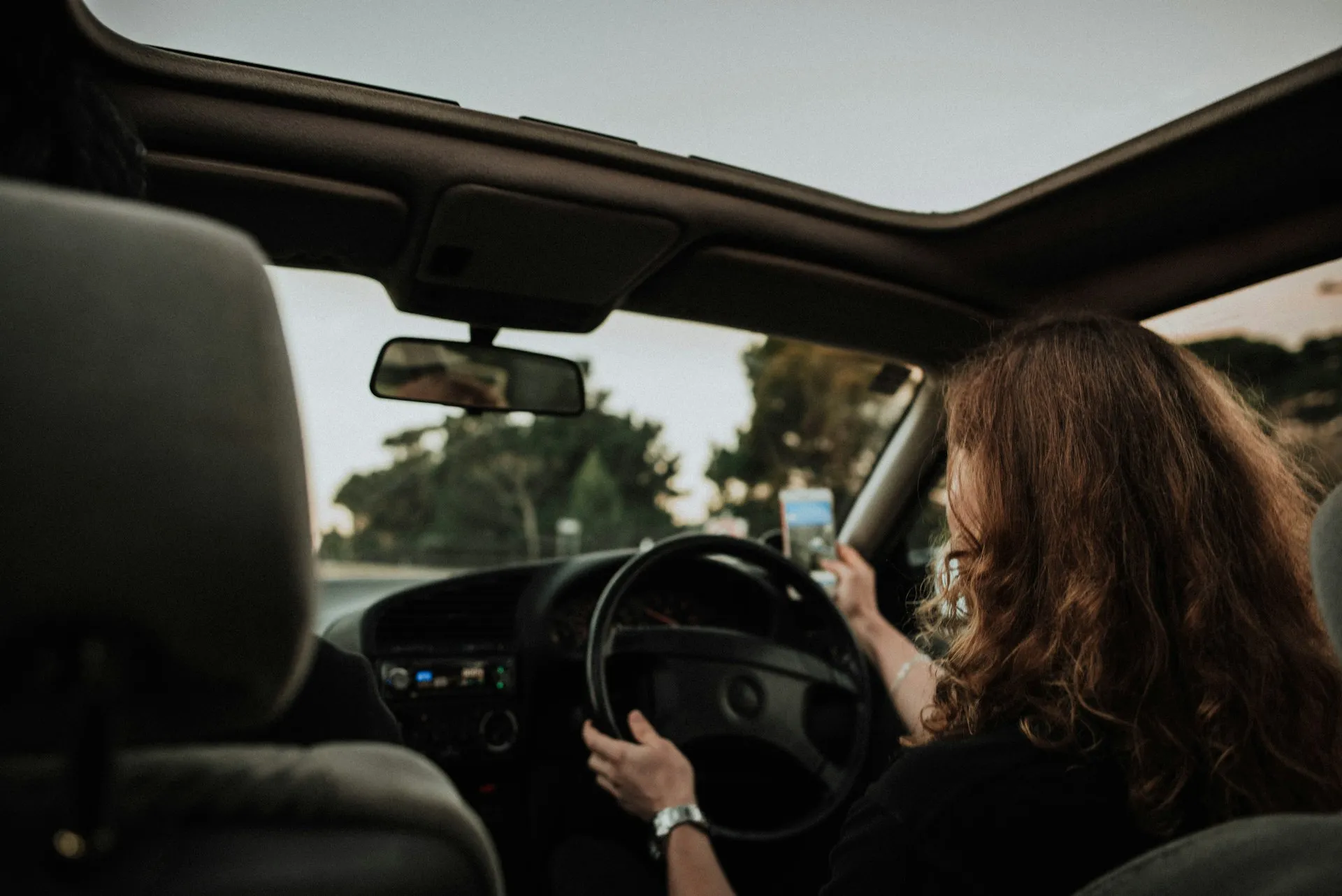 Joven conductora al volante: cómo asegurar a un conductor novel