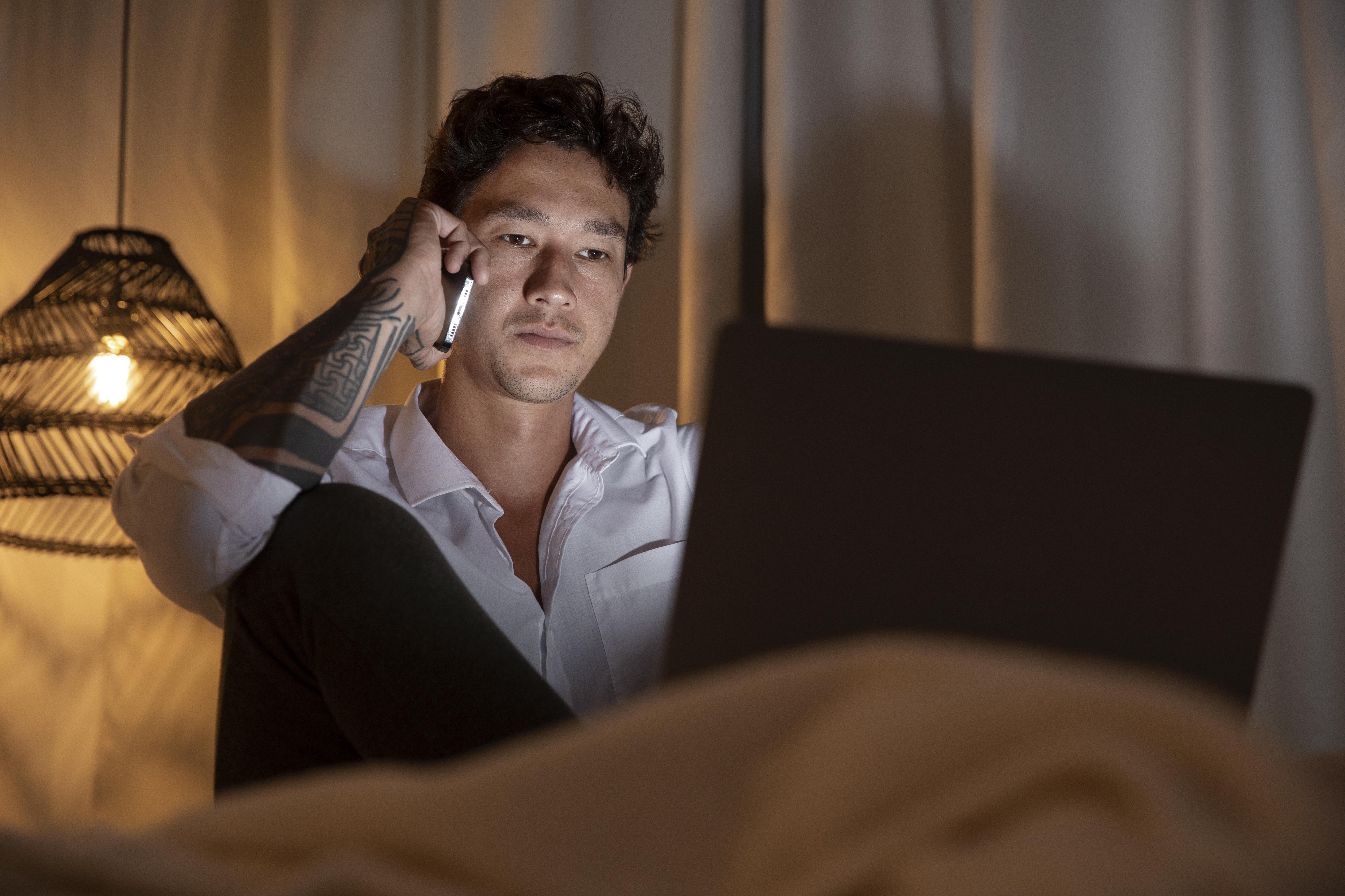 Paciente agendando consulta à noite