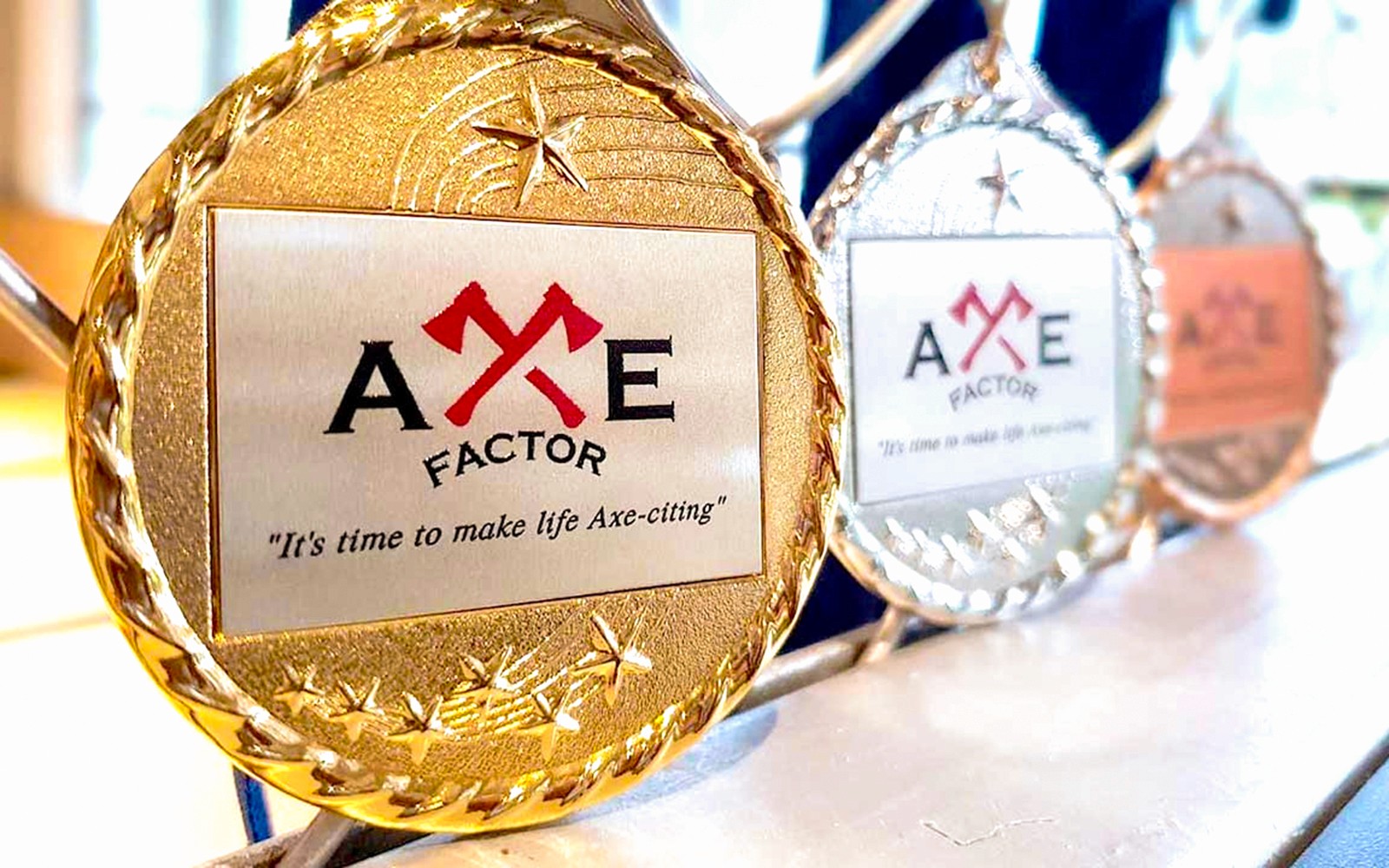 参与者在新加坡圣淘沙的室内竞技场向目标投掷斧头。