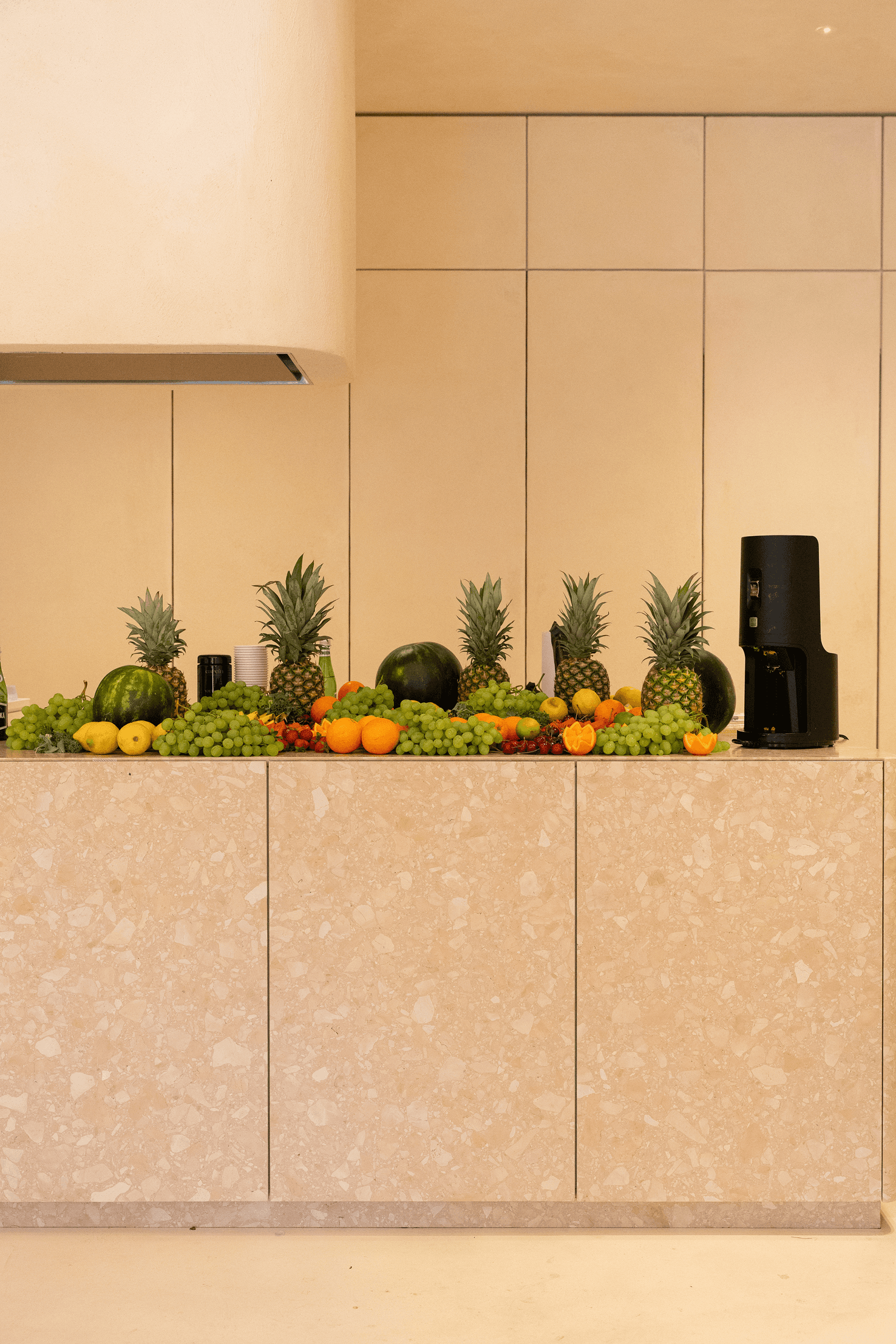 Sesja dla The Skin Circle – aranżacja owoców na stole cateringowym