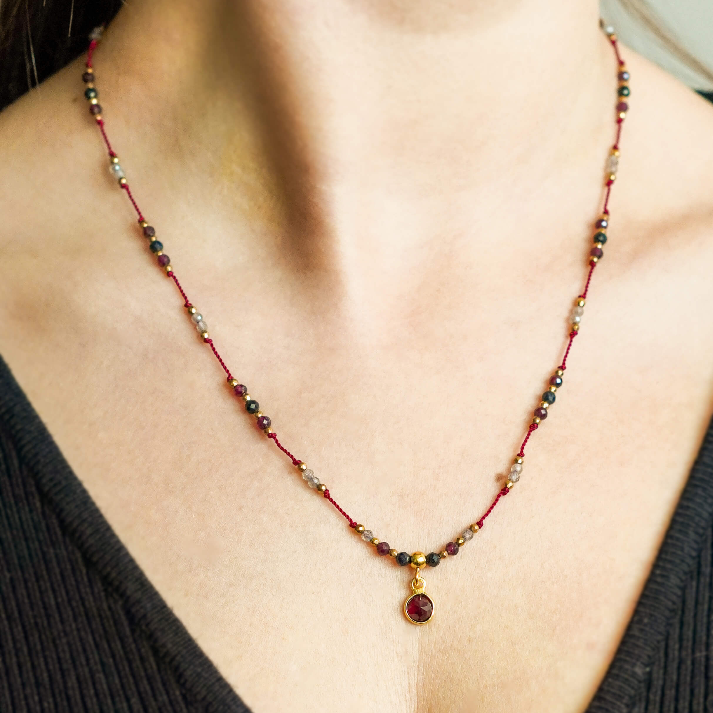 Regulowany naszyjnik boho camel bordowy z kamieniami naturalnymi