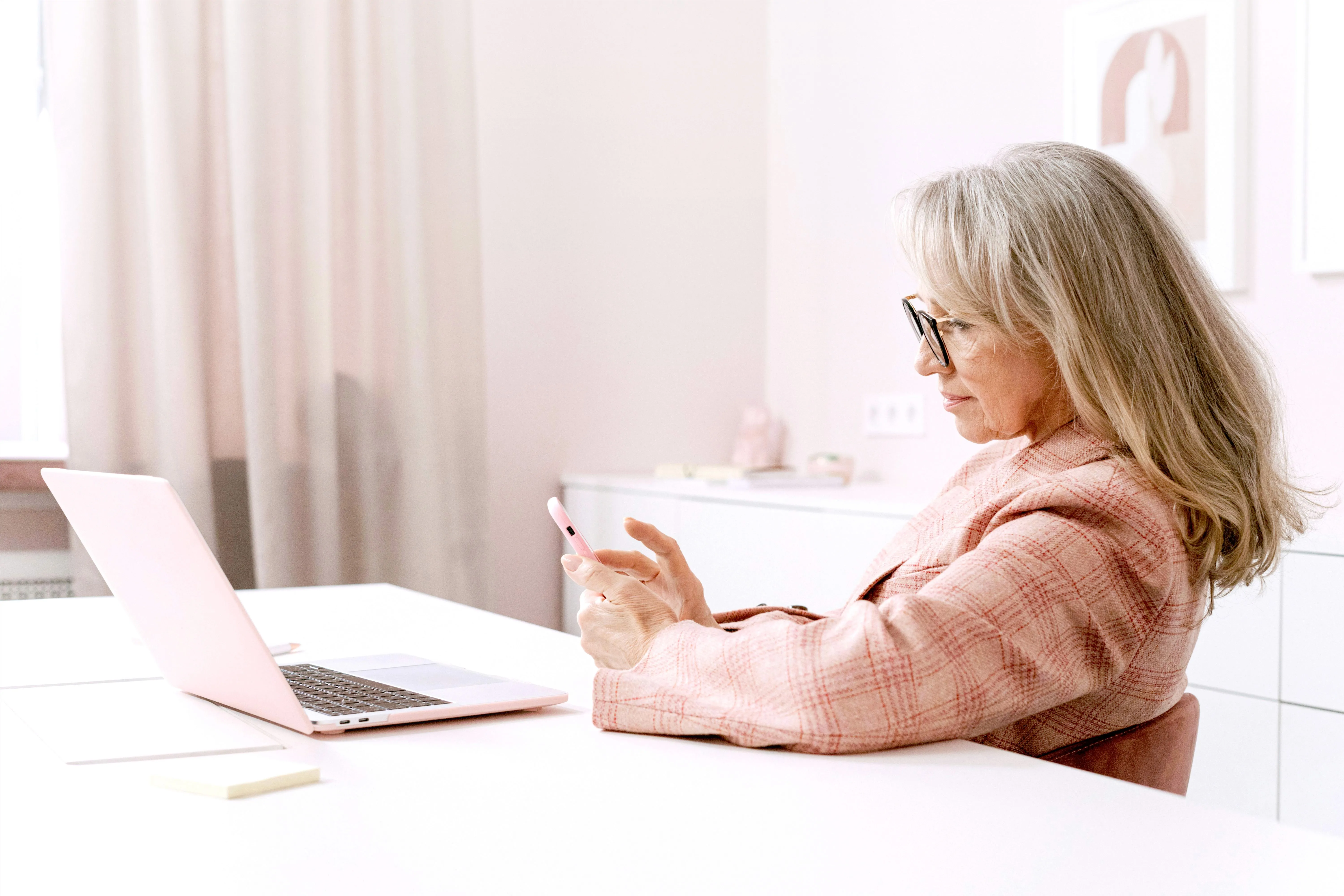 Företagare som kontrollerar fakturor och ekonomi i mobilen för bättre likviditet