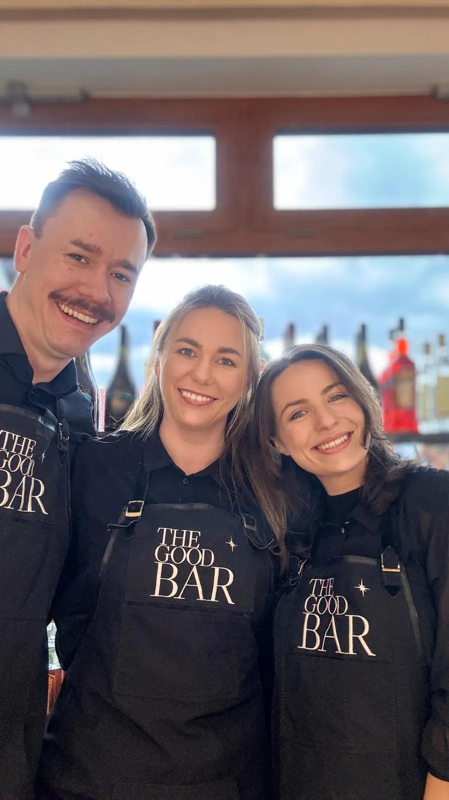 Barman na weselu pokazuje sztuczki barmańskie przed zgromadzonymi gośćmi podczas pokazu barmańskiego