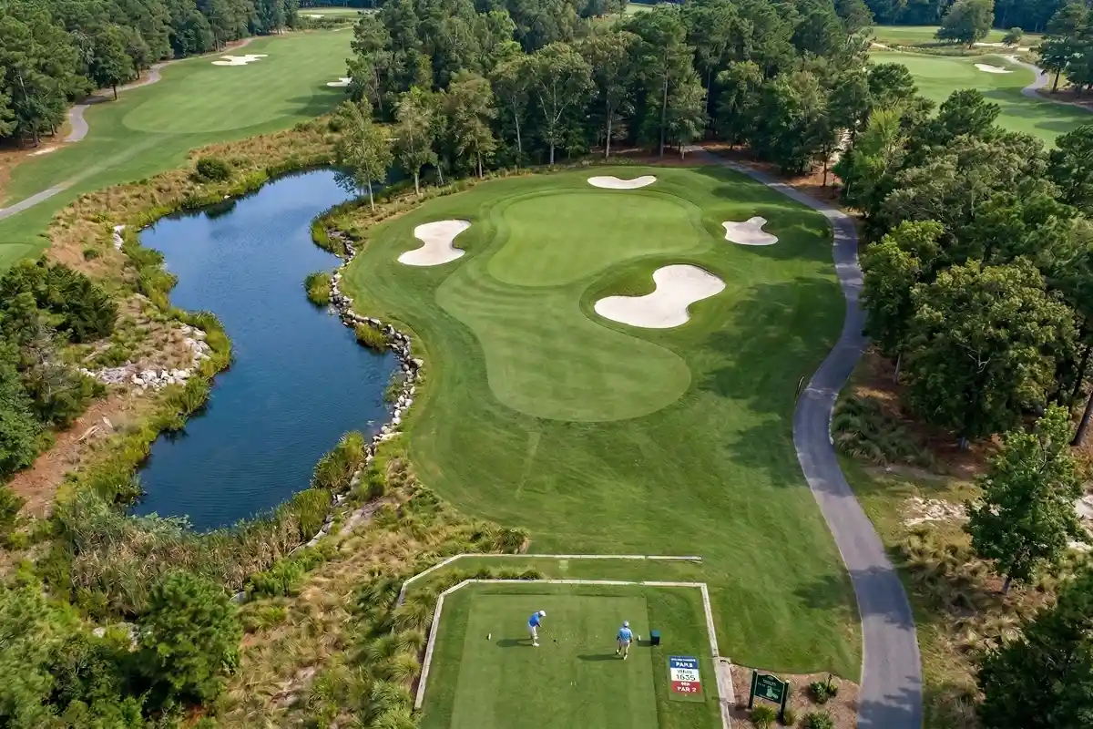 overview_par_3_hole_with_water