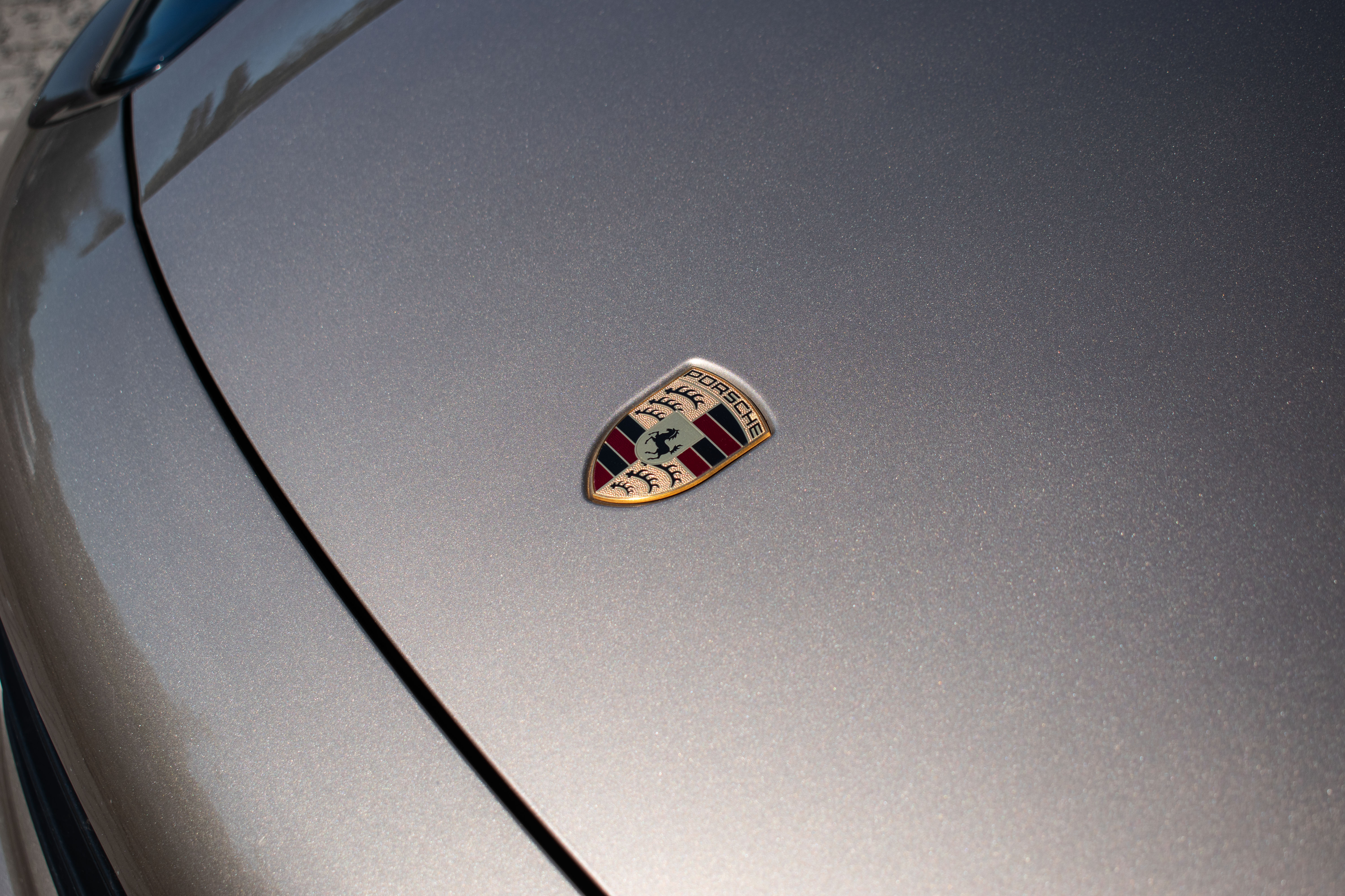 Porsche cayenne emblem