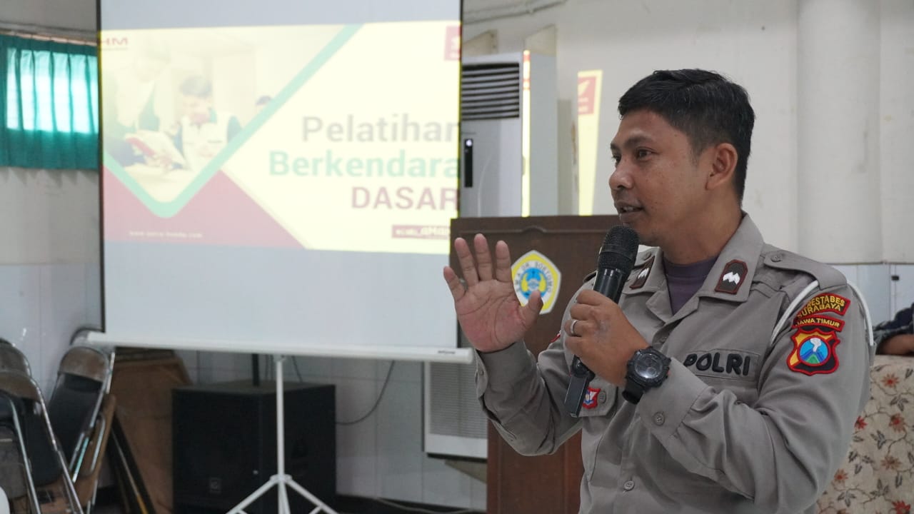 Kepala SMA Dr. Soetomo memberikan pengarahan dalam kegiatan rapat kerja dan workshop