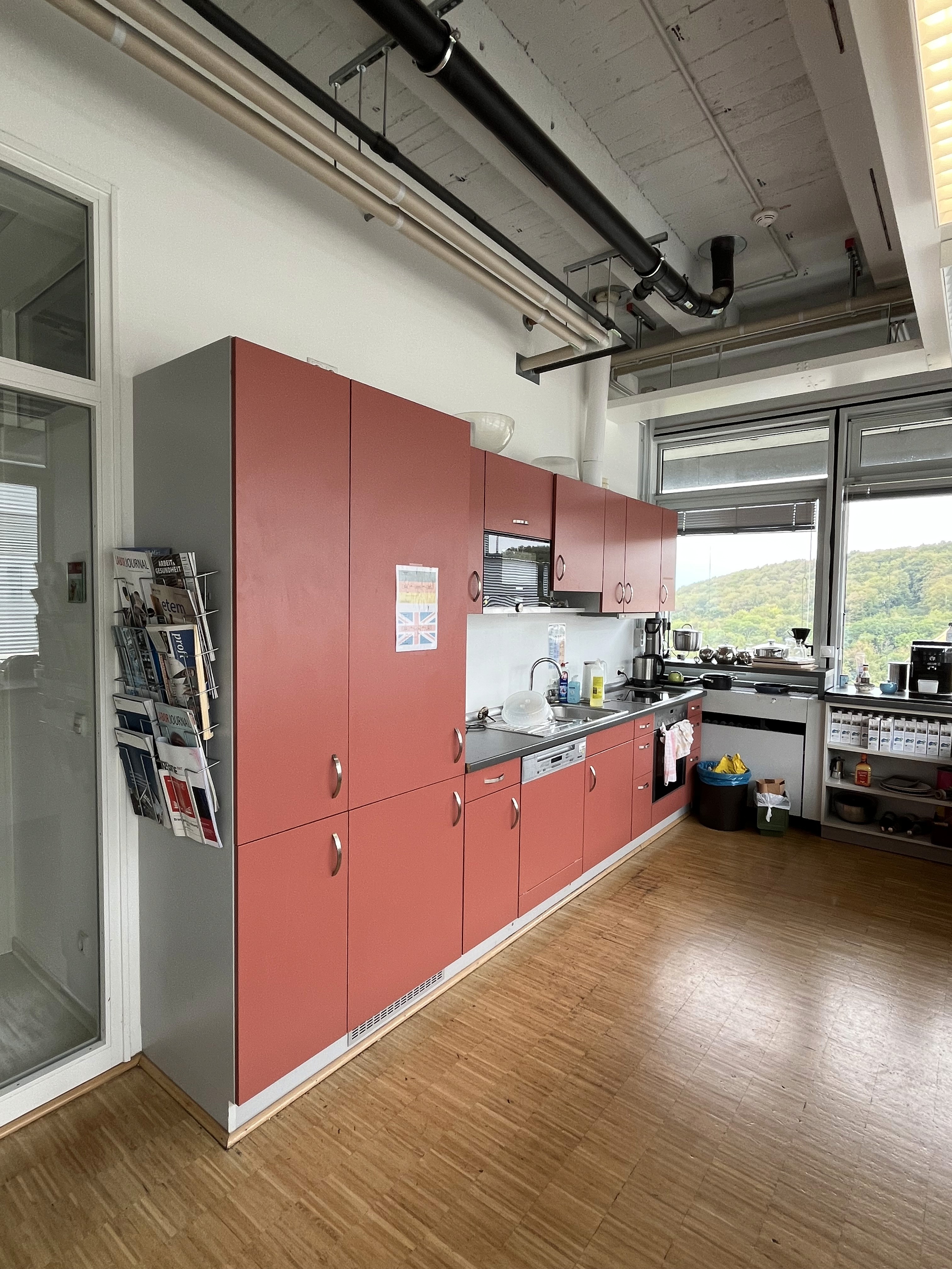 Rote Küchenzeile in Pausenraum