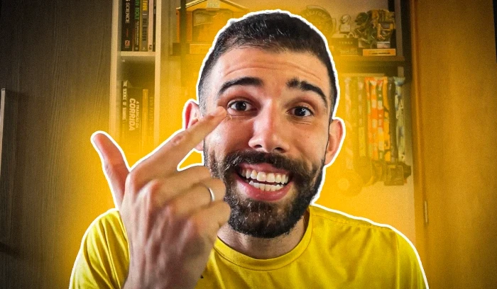 imagem do treinador nestor da pro elite sorrindo em seu quarto