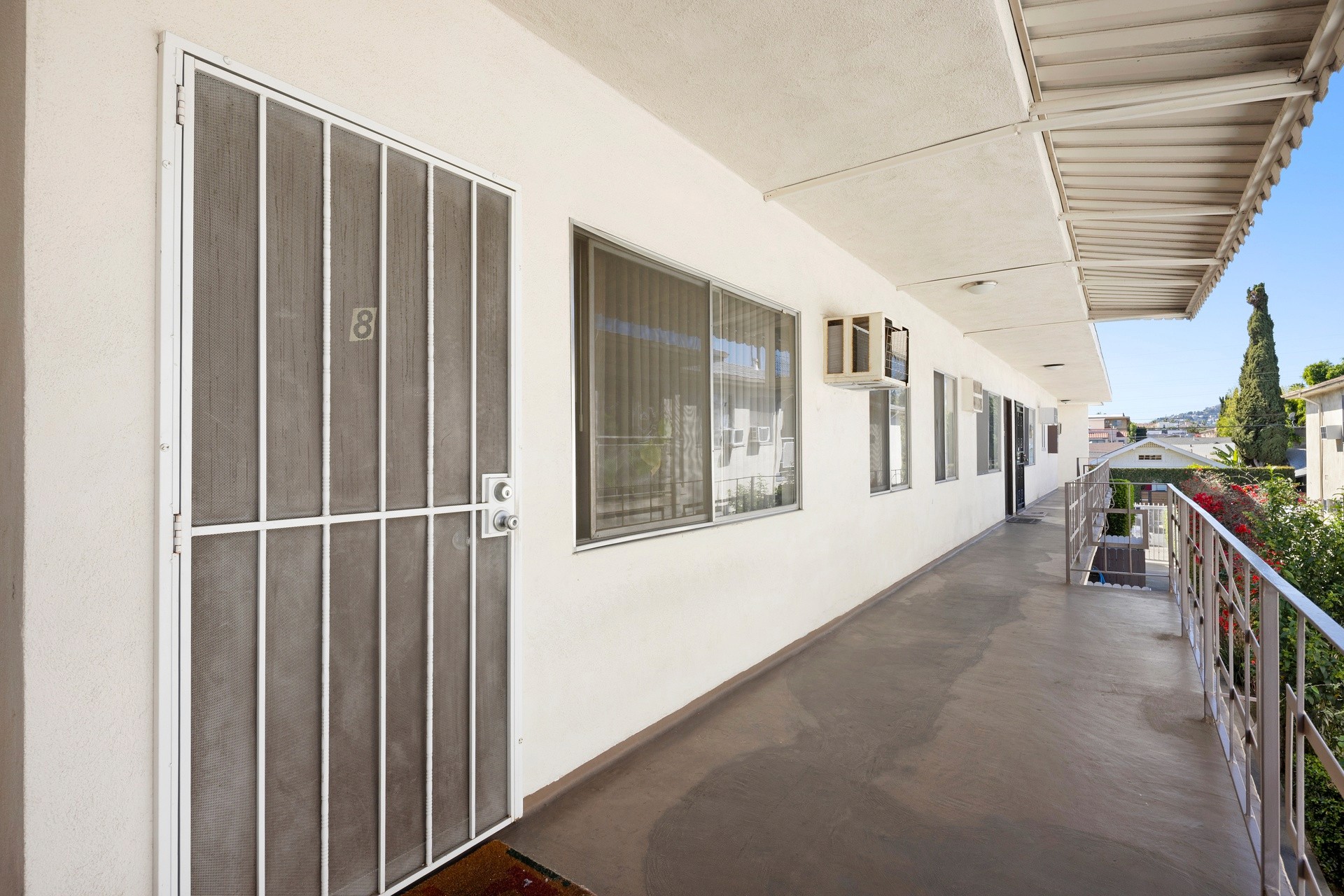 Second-floor exterior corridor at 1336 n citrus ave apartment property.