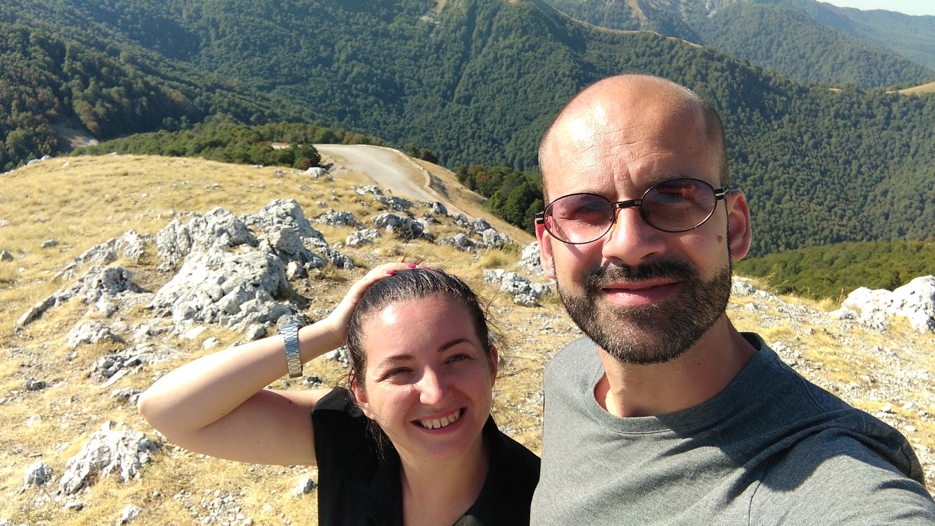 Carlo celanetti e la compagna in ambente di relax naturale rappresenta valori di libertò