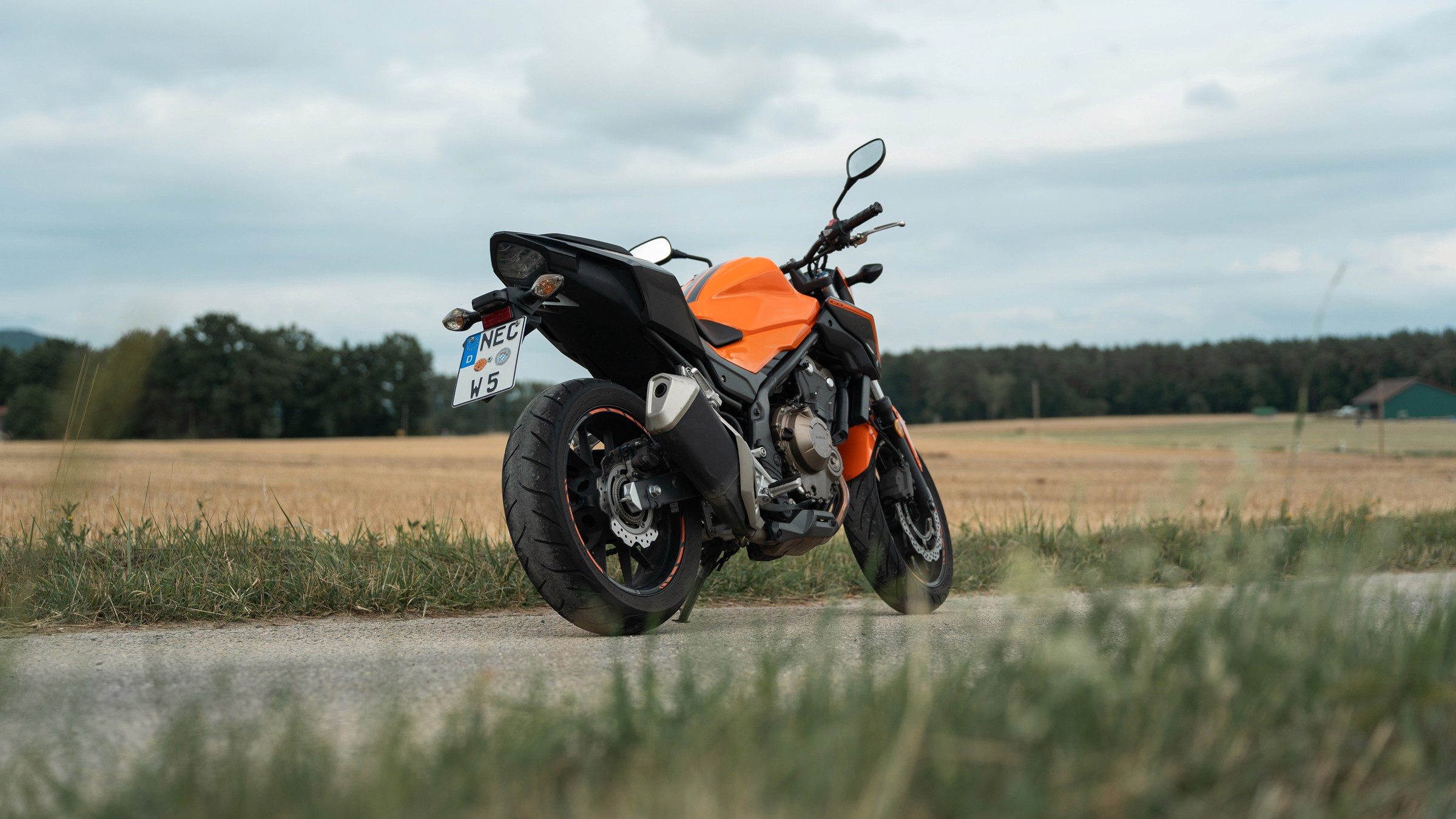 Honda CB500F Heckansicht – wendiges A2-Motorrad für Fahrschüler.