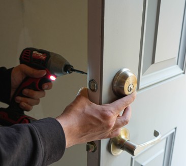 locksmith installing deadbolt