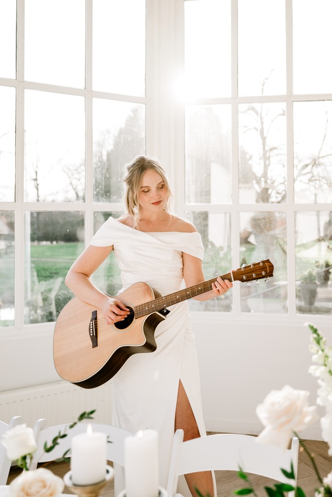Lisanne Spaander muziek maken op de gitaar