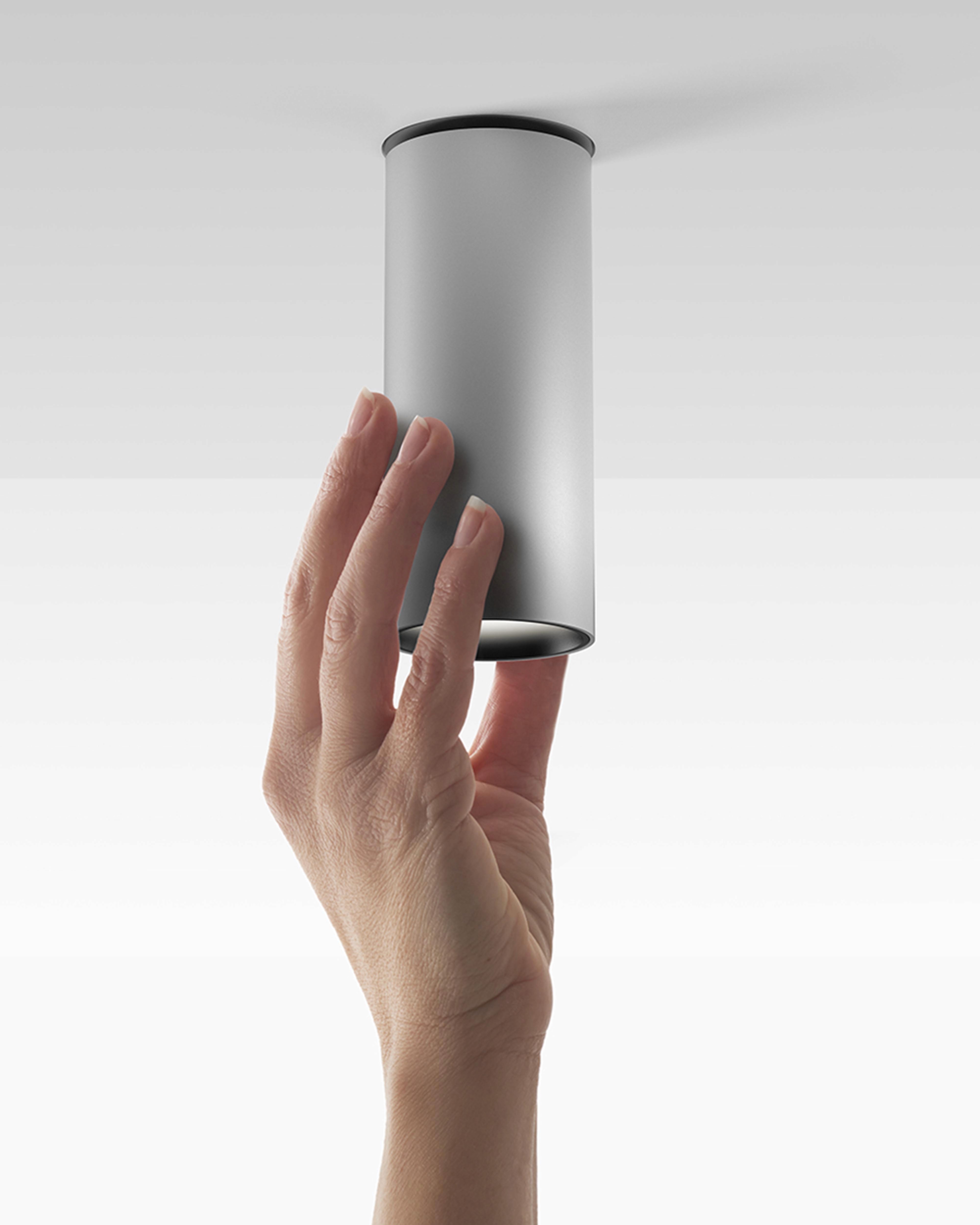 Mano su faretto da soffitto artemide