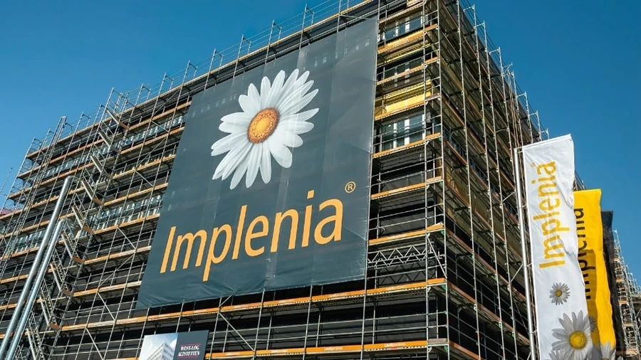 Gebäude mit dem Implenia-Logo darauf, von außen fotografiert.