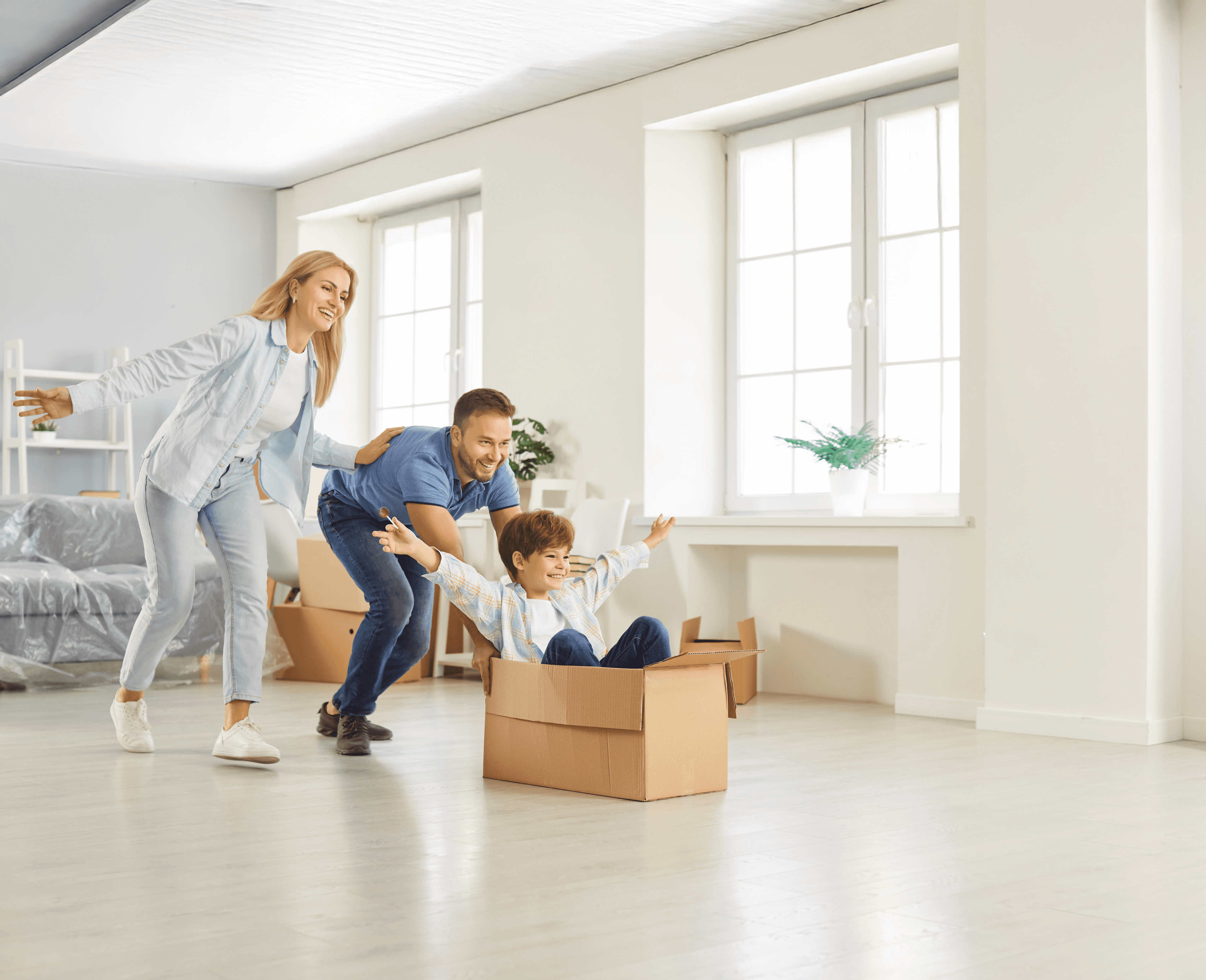Familia jugando en casa mientras OROFAR KIDS ayuda a aliviar el picor y la irritación de garganta en niños