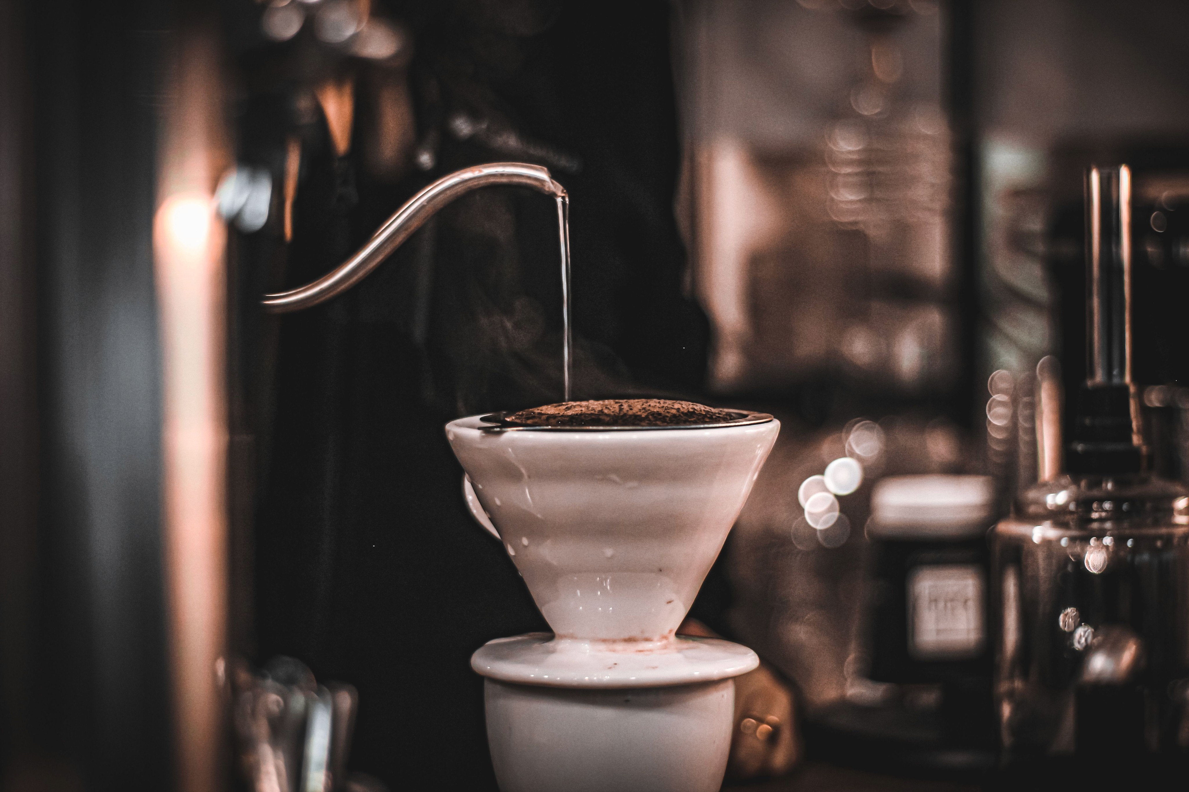 Filling up with watter into coffe cup