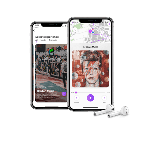 两个智能手机屏幕显示旅游应用程序的界面,其中包括涂鸦之旅和地图。旁边放着一对无线耳机。