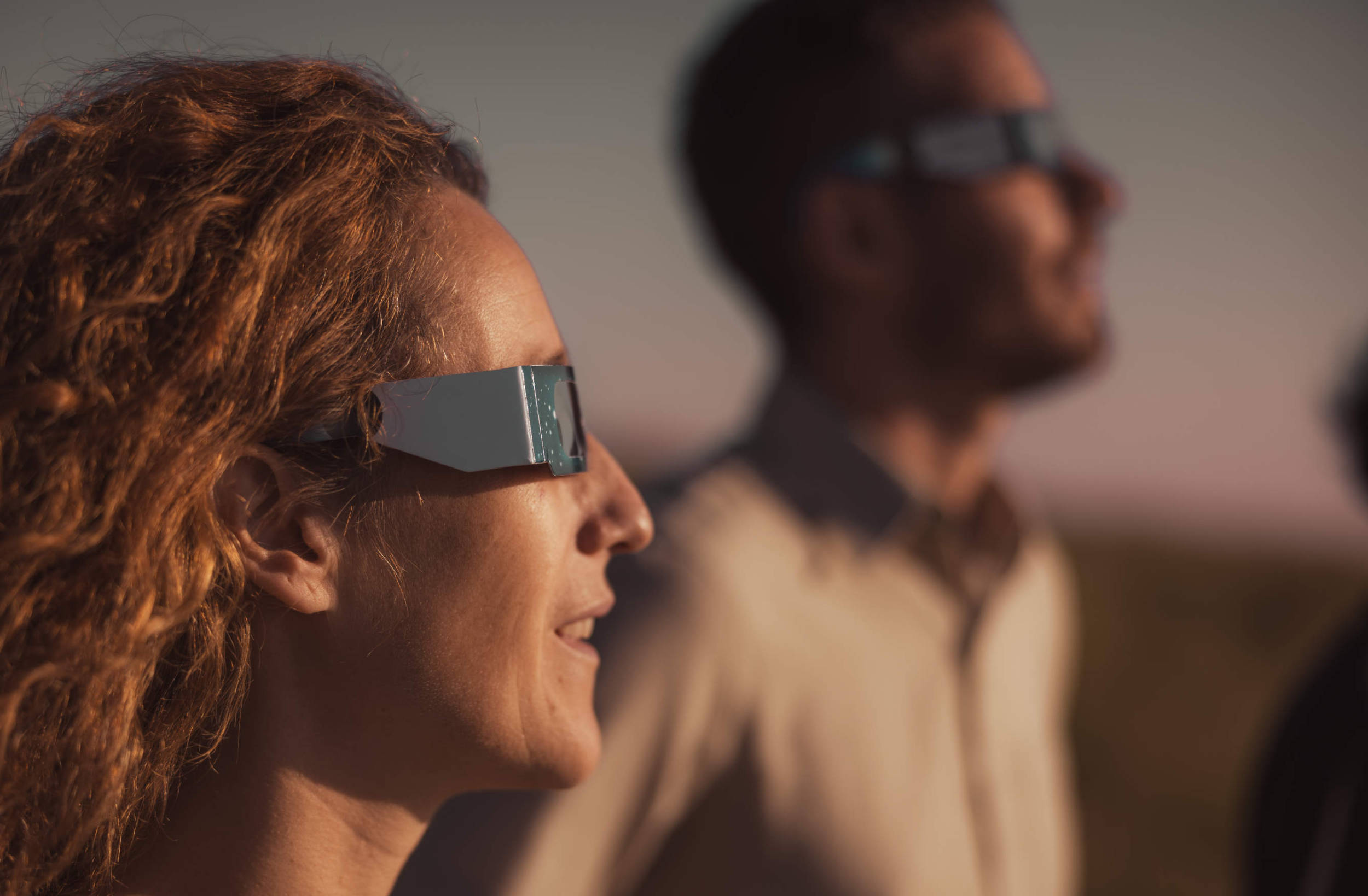 Observa la fase parcial de un eclipse solar con gafas certificadas para eclipses